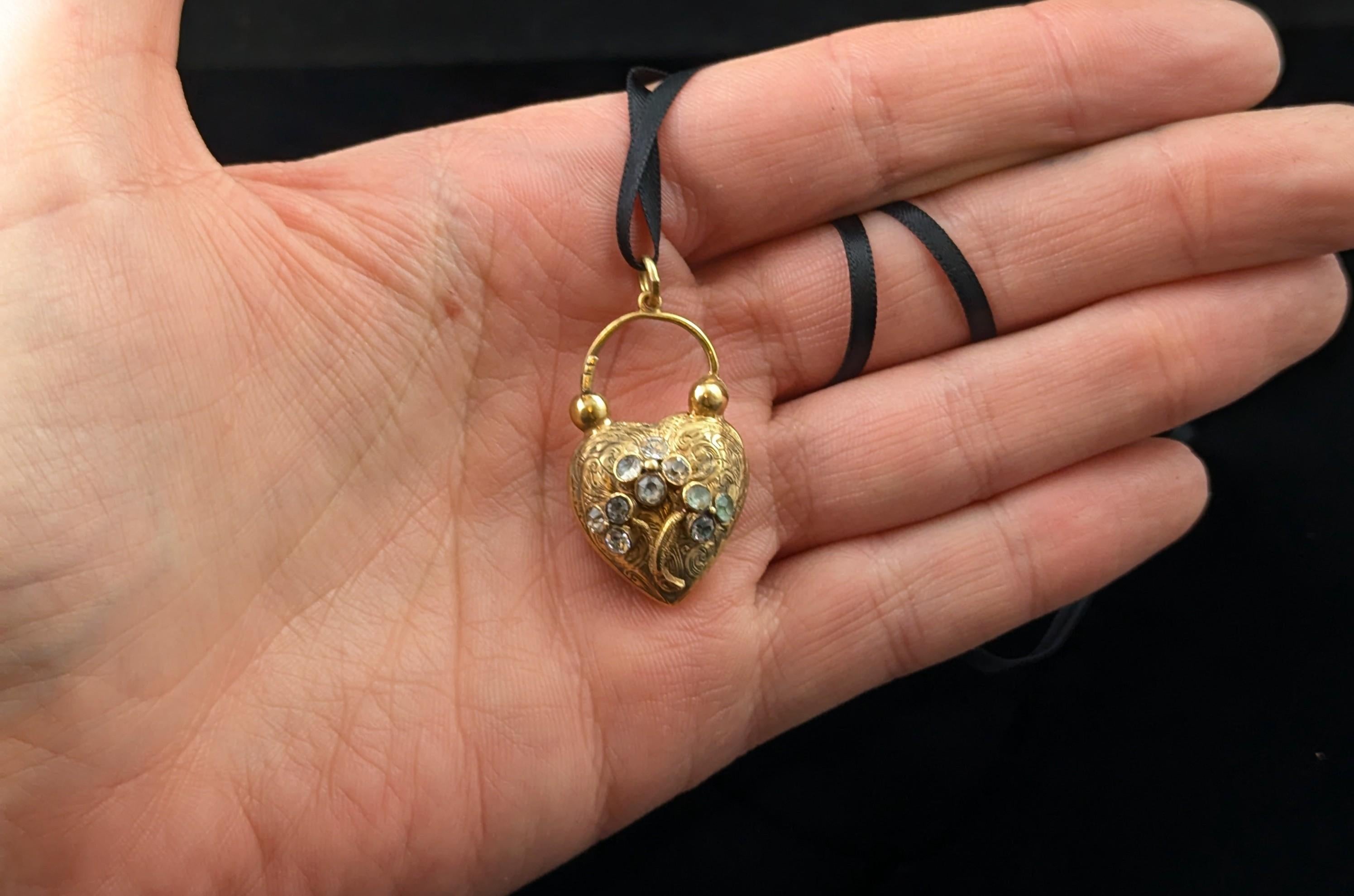 Antico medaglione con lucchetto a cuore d'oro dell'epoca Regency, Paste, Floral in vendita 7