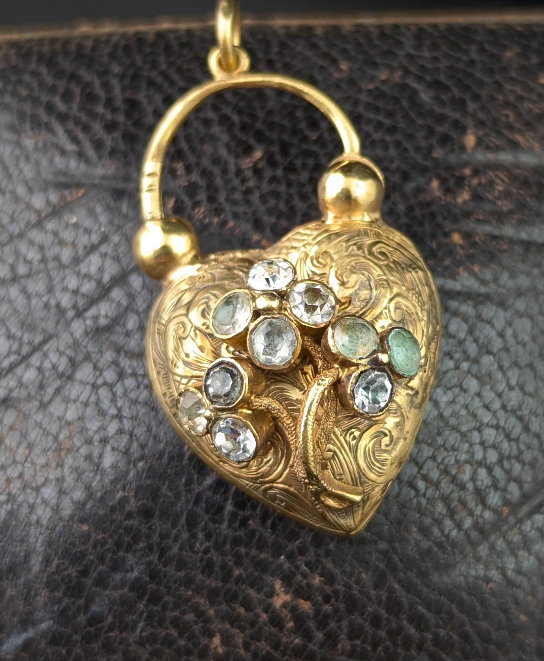 Antico medaglione con lucchetto a cuore d'oro dell'epoca Regency, Paste, Floral In condizioni buone in vendita a NEWARK, GB