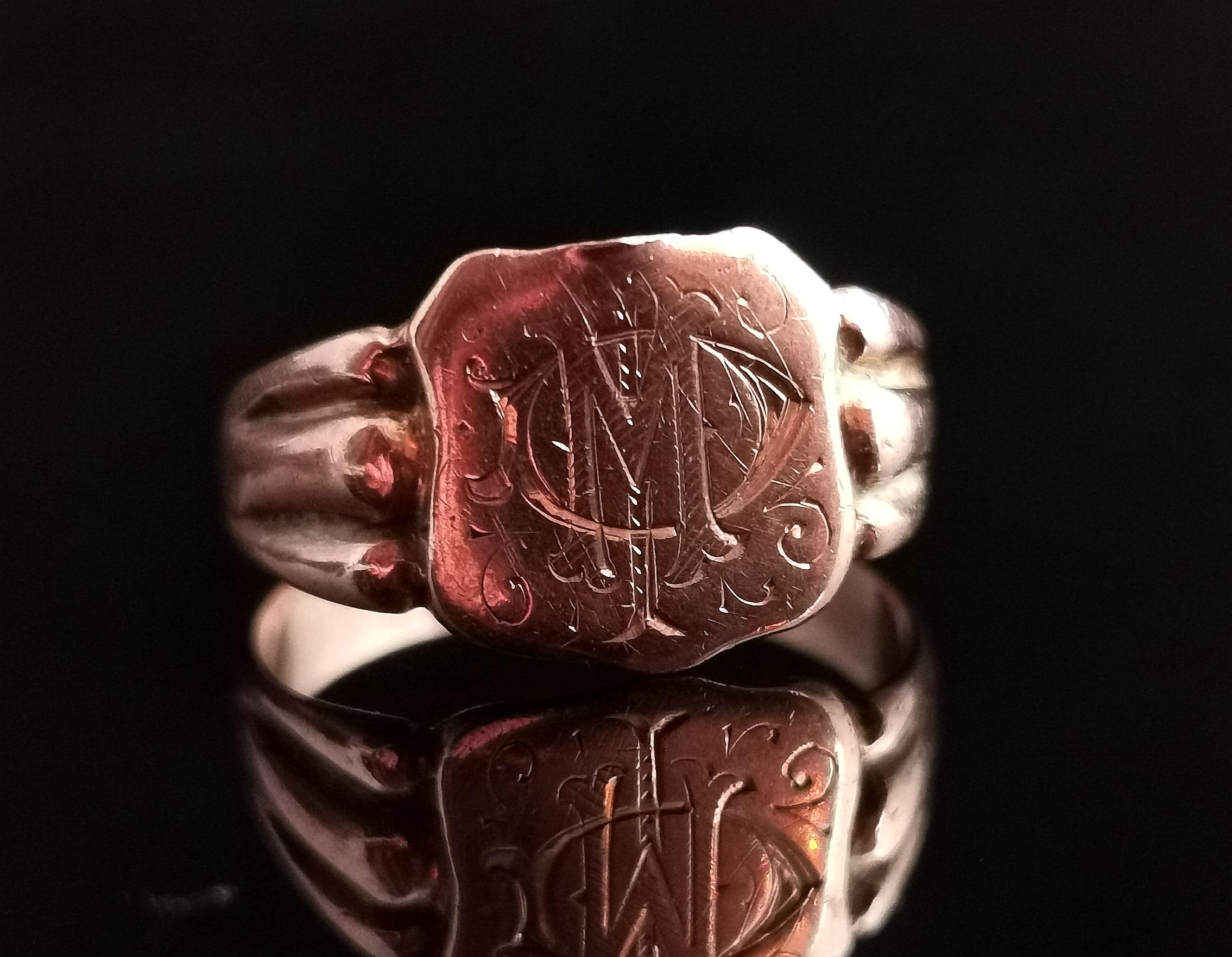 Eine hübsche antike, Regency-Ära 9kt Rose Gold Siegelring.

Es hat ein schildförmiges Gesicht mit einem eingravierten Monogramm von Initialen in schwerer gotischer Schrift, scheint IMD zu sein, jeder Buchstabe hat einen anderen Stil der Gravur.

Es