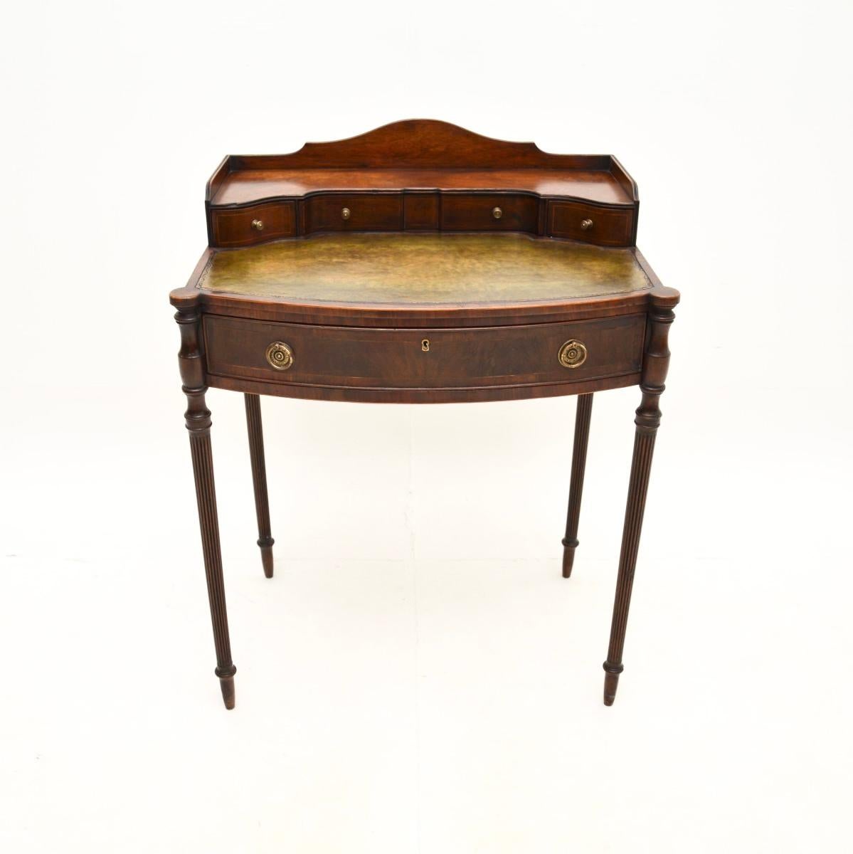 Magnifique bureau ancien de style Regency. Fabriqué en Angleterre, il date d'environ 1910.

Cette pièce est d'une superbe qualité, c'est une pièce utile et très charmante. Le bois a acquis une patine et une couleur magnifiques au fil des ans. Ce