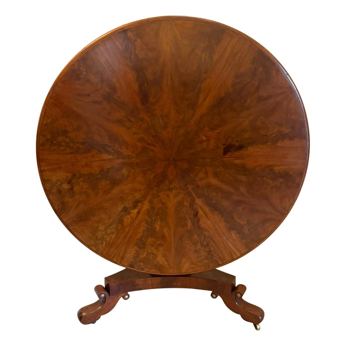 Mesa de comedor circular de estilo Regencia, de caoba veteada y con tapa abatible, de 6 plazas