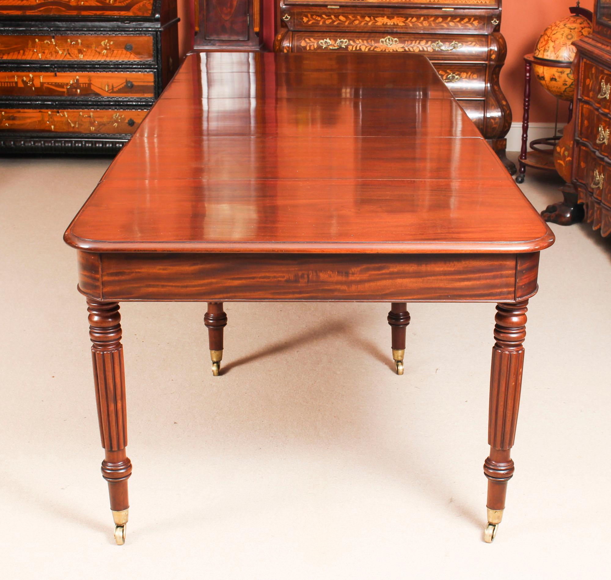 Antique Regency Flame Mahogany Dining Table Manner of Gillows, 19th Century In Good Condition In London, GB