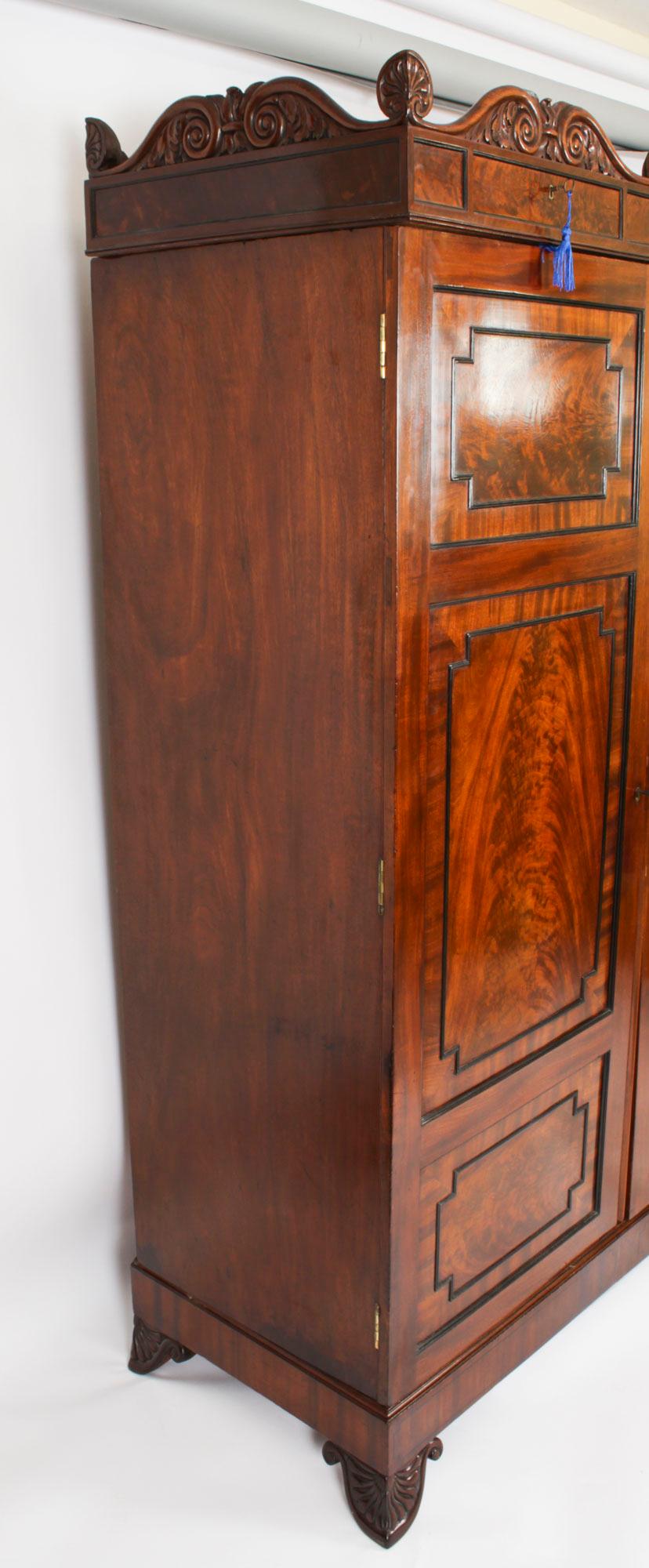 Antiker Regency-Kleiderschrank aus geflammtem Mahagoni mit zwei Türen, 19. Jahrhundert im Angebot 9
