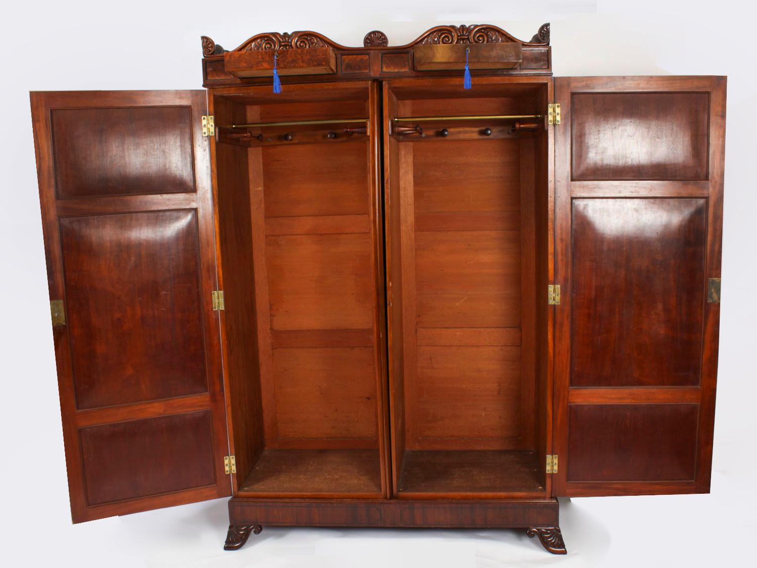 Antiker Regency-Kleiderschrank aus geflammtem Mahagoni mit zwei Türen, 19. Jahrhundert im Angebot 13