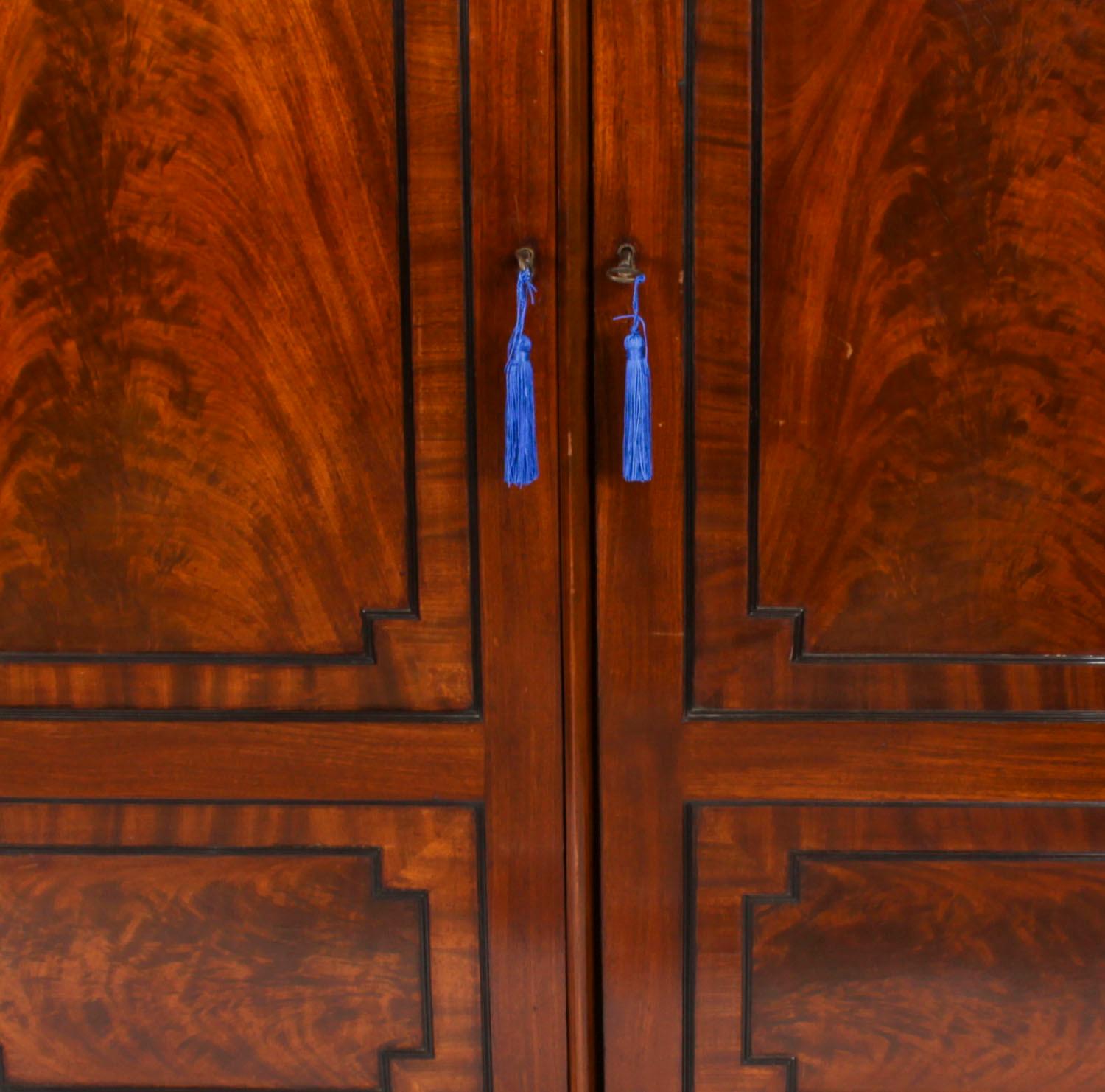 Regency Ancienne armoire à deux portes en acajou flammé de style Régence 19ème siècle en vente
