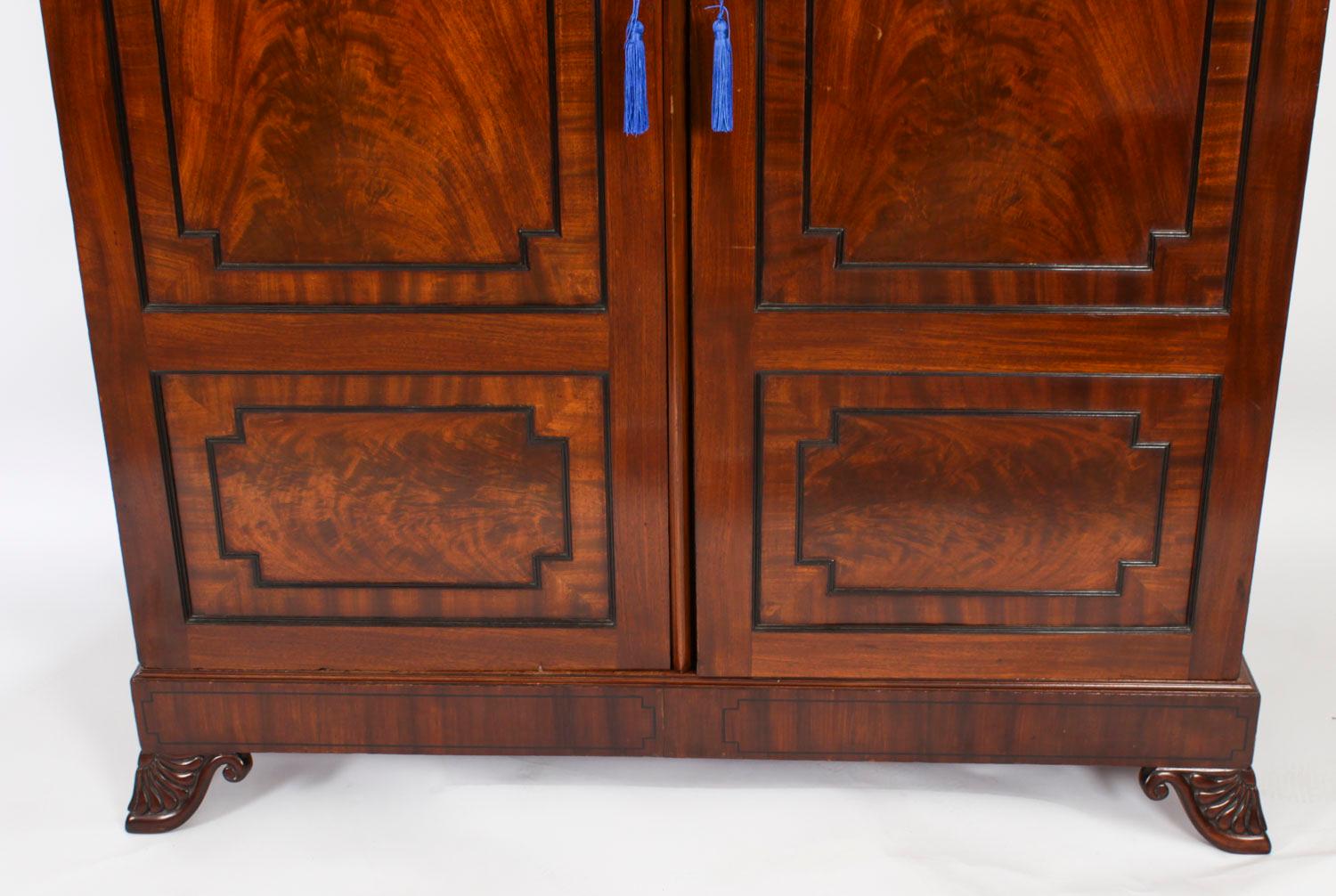 Début du XIXe siècle Ancienne armoire à deux portes en acajou flammé de style Régence 19ème siècle en vente