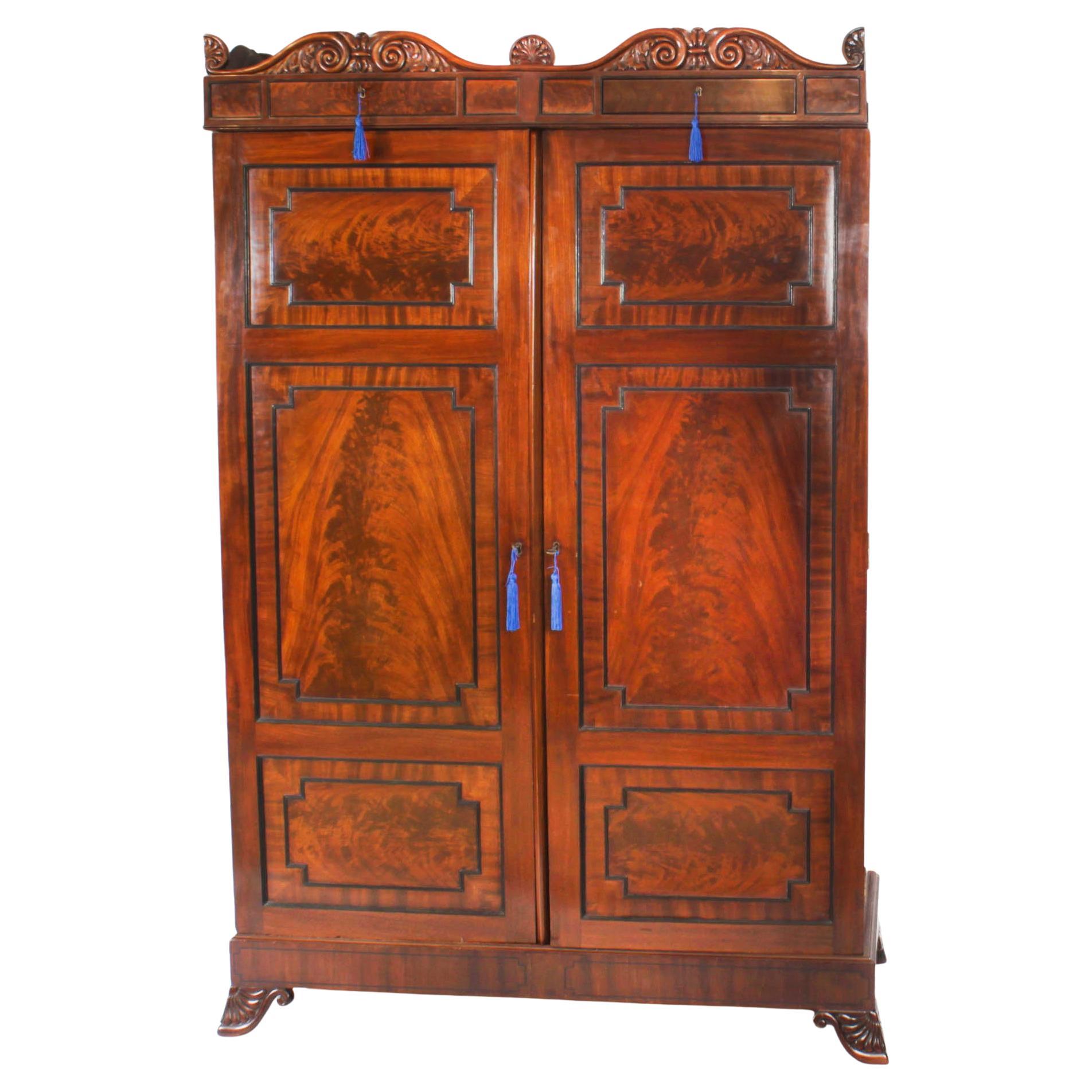 Ancienne armoire à deux portes en acajou flammé de style Régence 19ème siècle en vente