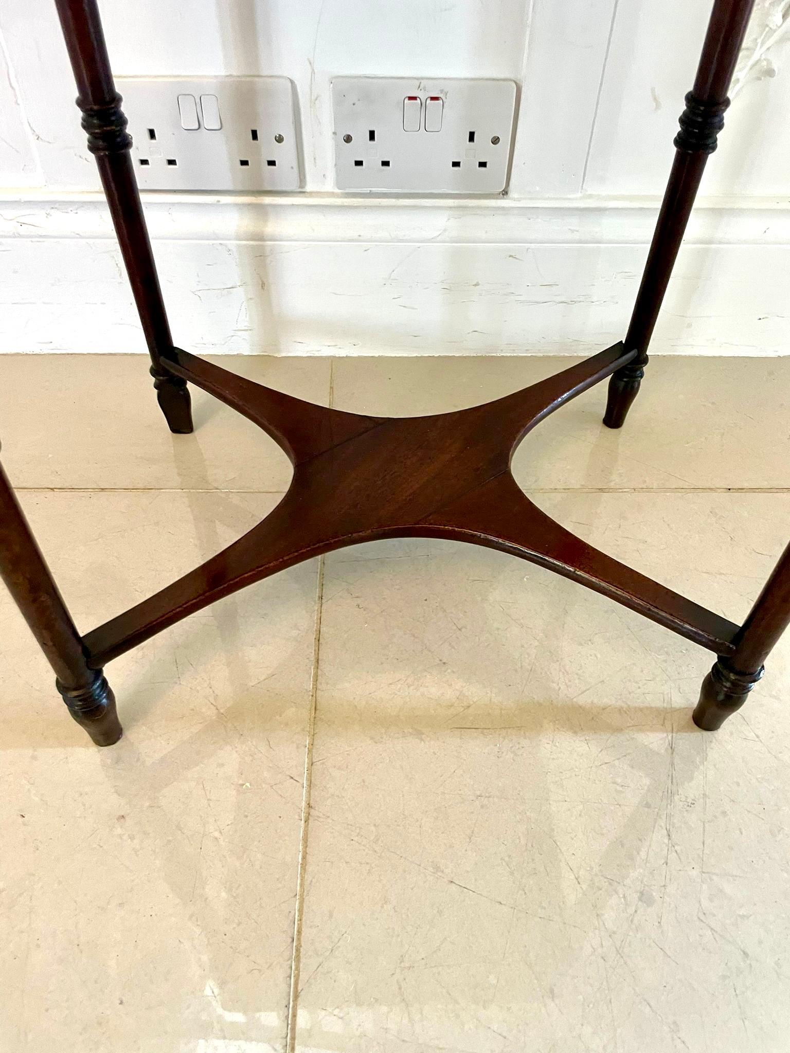 Ancienne table de lampe autoportante de style Régence en acajou incrusté en vente 2