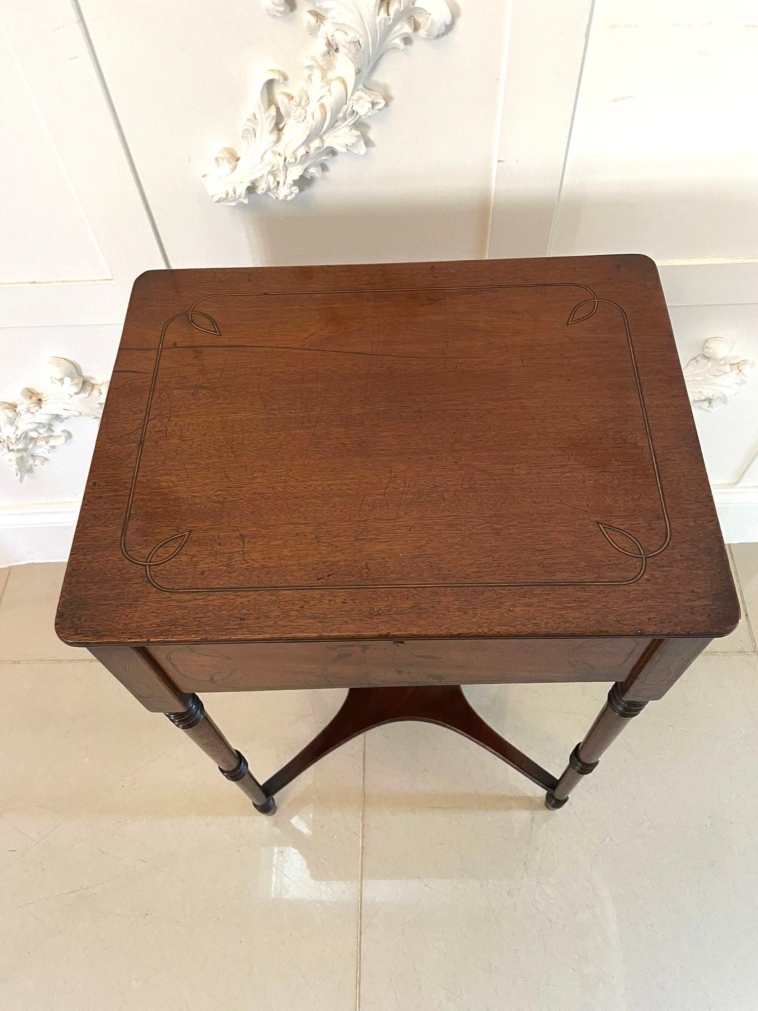 XIXe siècle Ancienne table de lampe autoportante de style Régence en acajou incrusté en vente