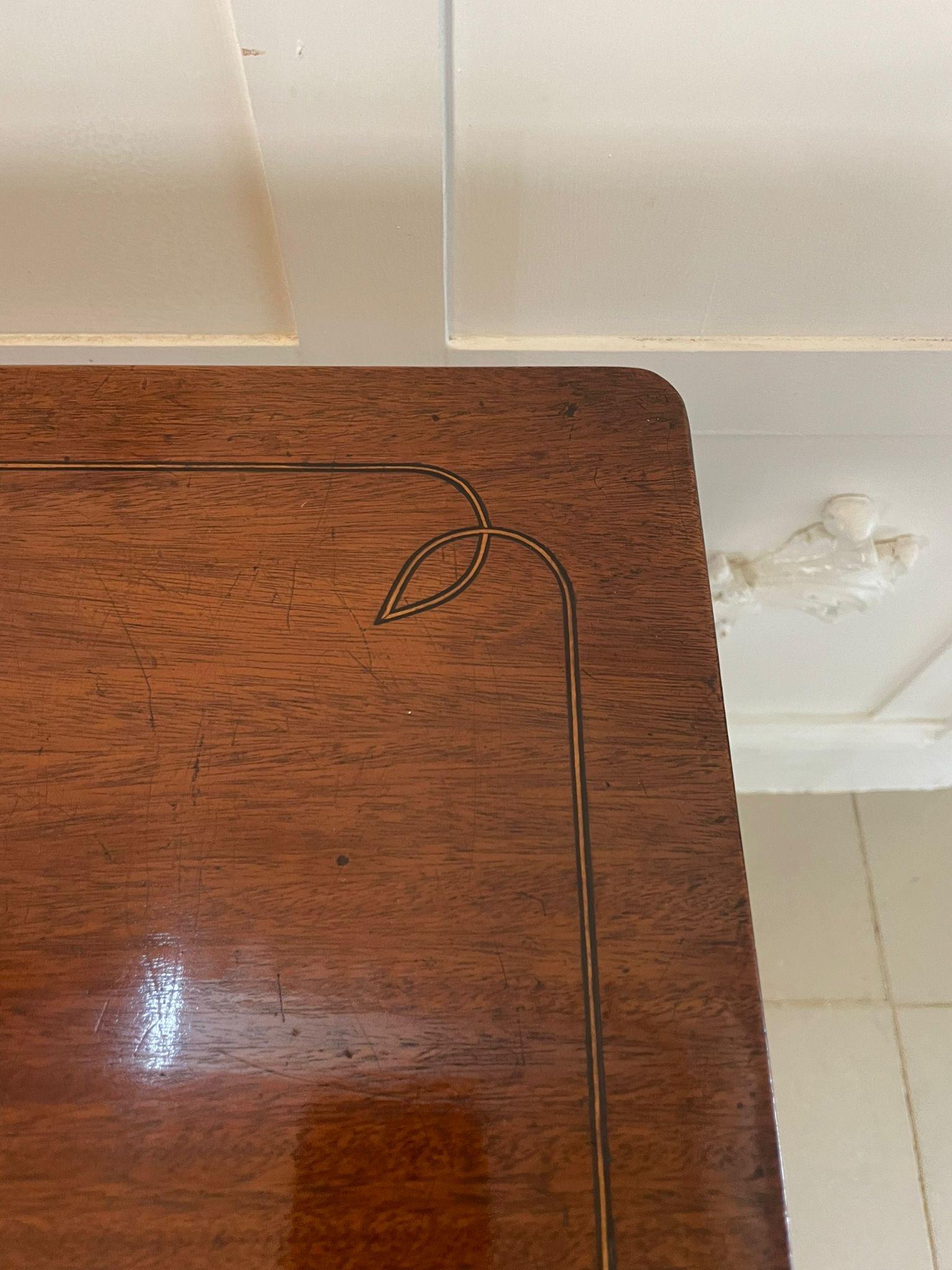 Autre Ancienne table de lampe autoportante de style Régence en acajou incrusté en vente