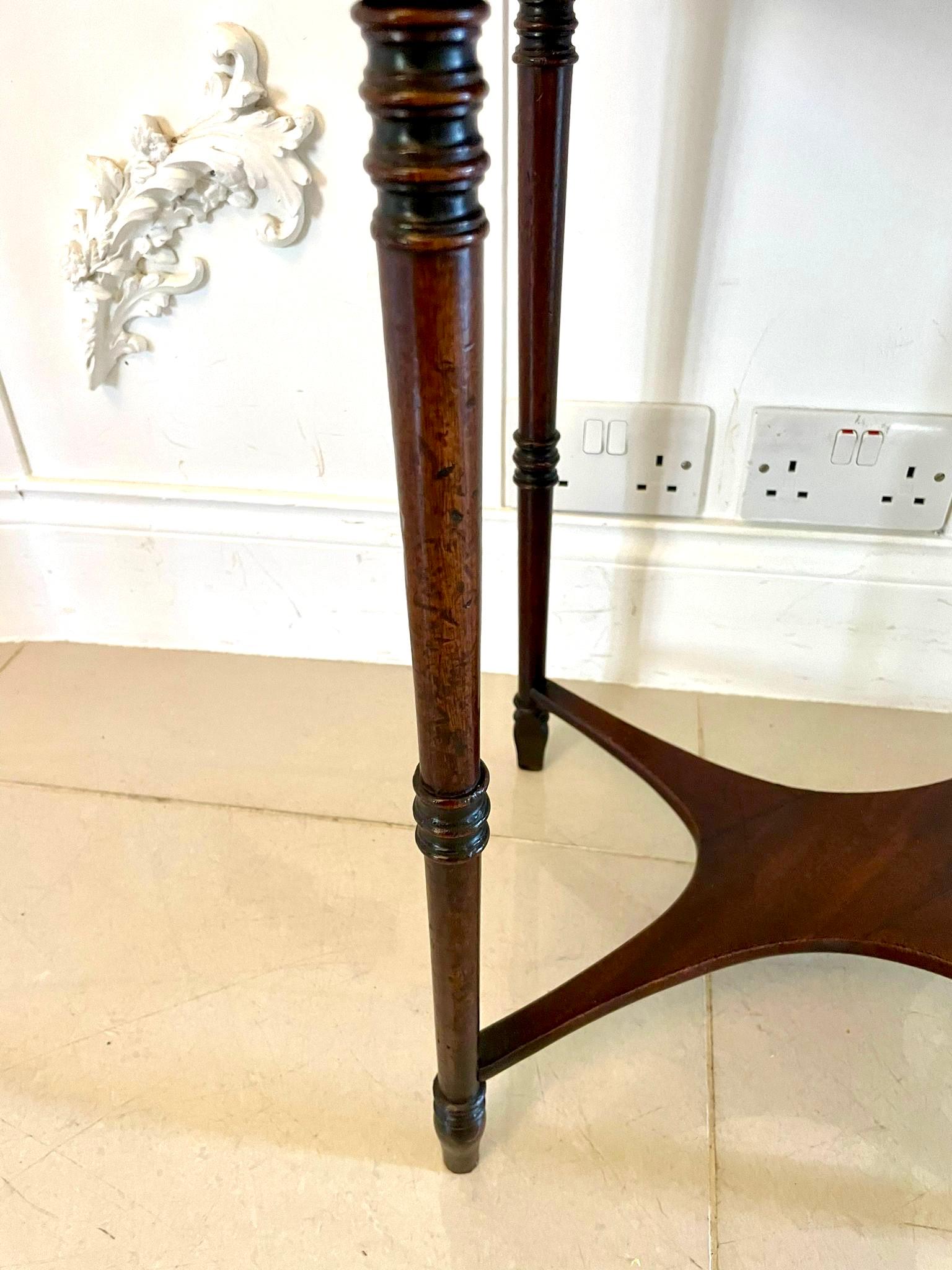 Ancienne table de lampe autoportante de style Régence en acajou incrusté en vente 1