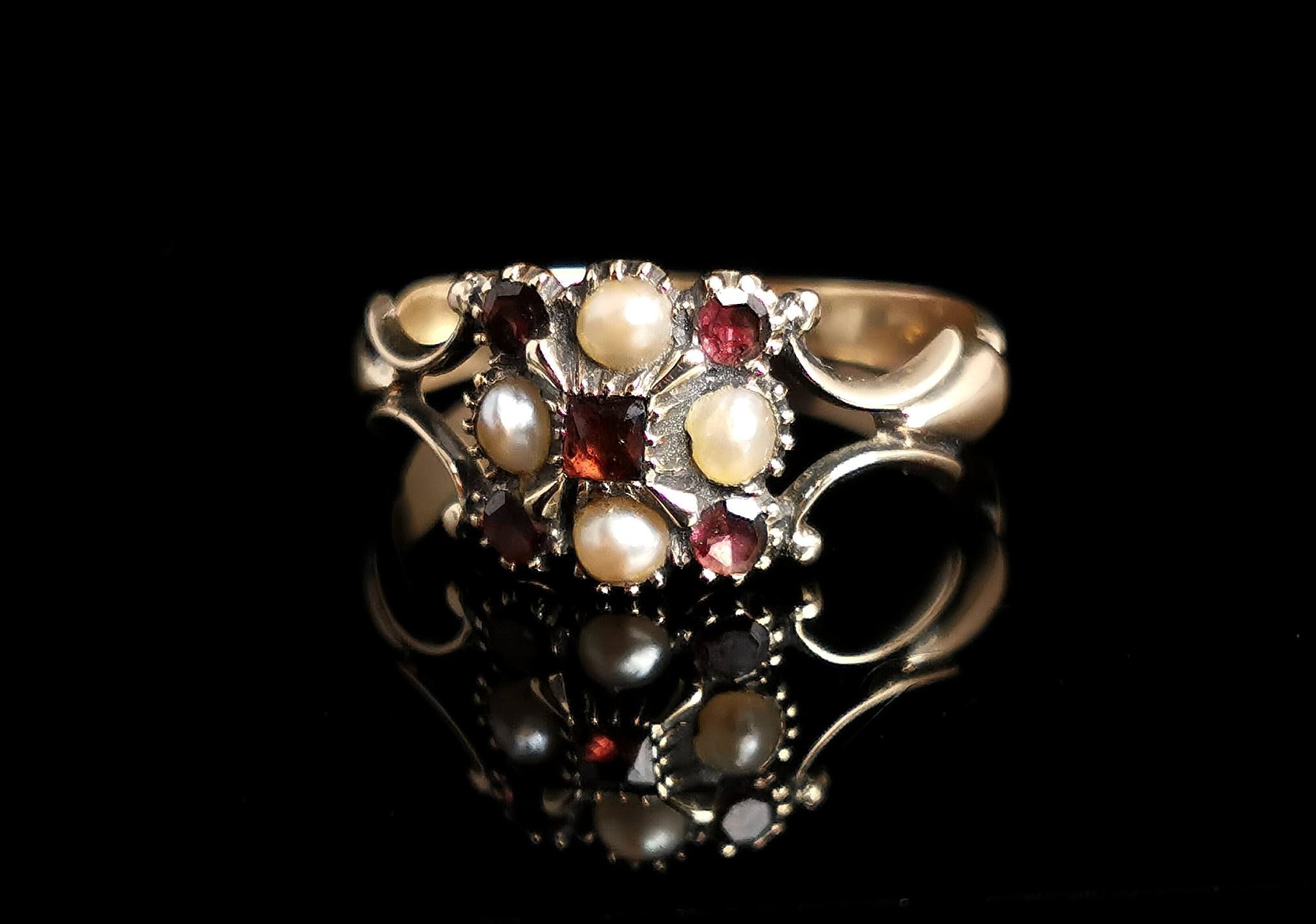 Antique Regency Garnet and seed pearl ring, 9k yellow gold  In Fair Condition In NEWARK, GB