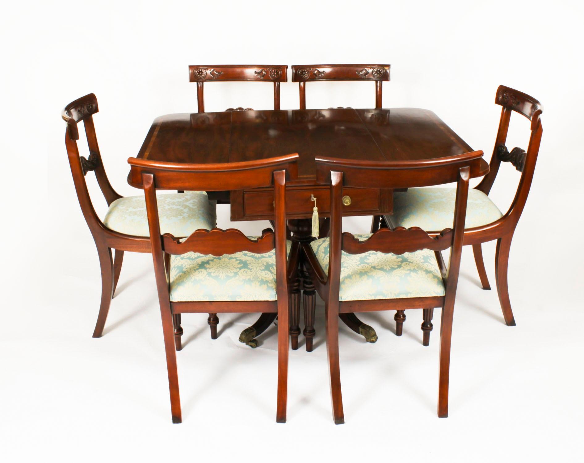 Ce magnifique ensemble de salle à manger antique comprend une table de salle à manger Pembroke, d'une sophistication et d'un style incomparables, datant de la période Regency, vers 1820 et attribuée à Gillows, les célèbres fabricants de meubles