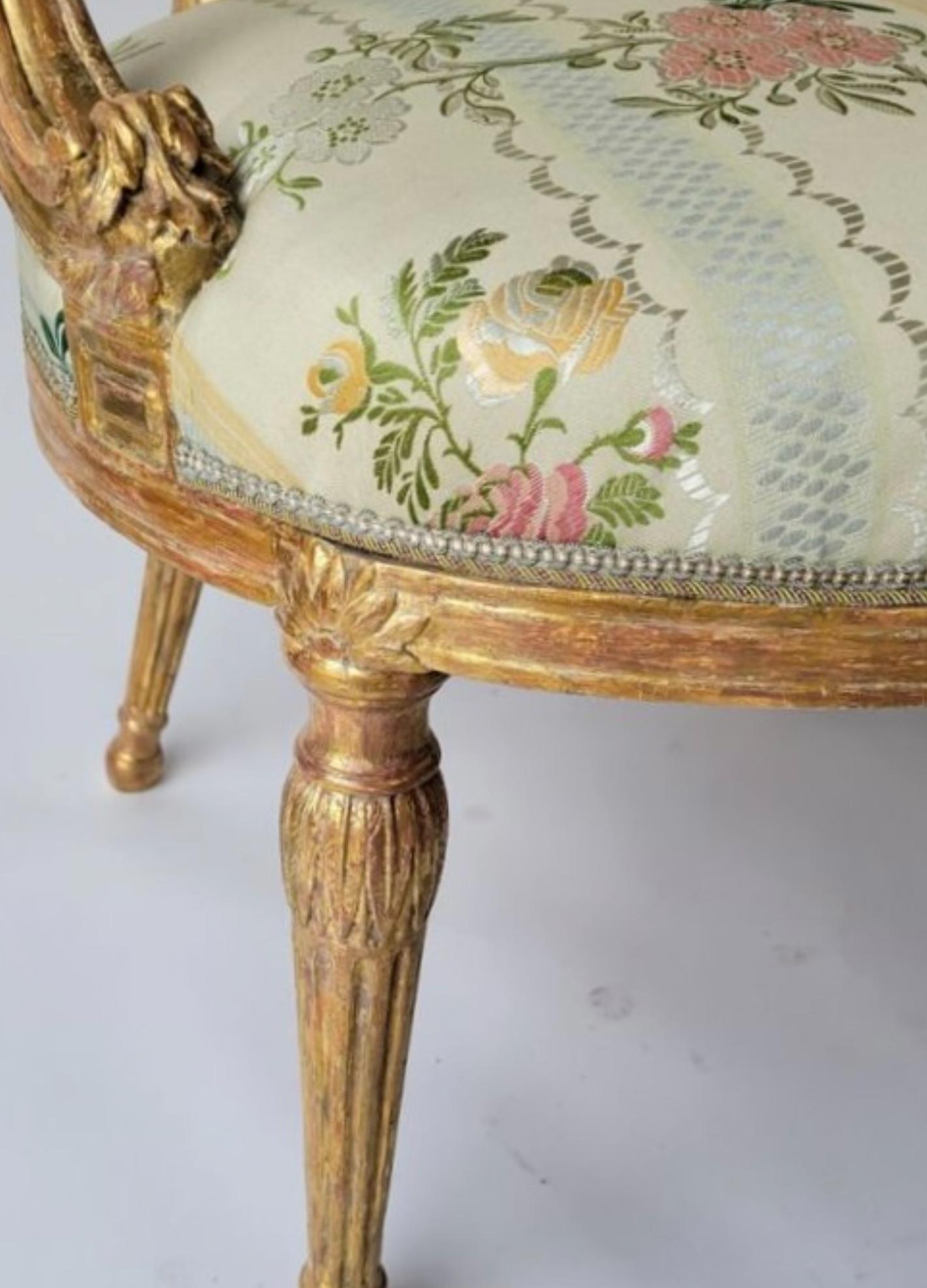Antike Regency Giltwood Fauteuil Arm Stuhl w Französisch Seide Lampas (19. Jahrhundert) im Angebot