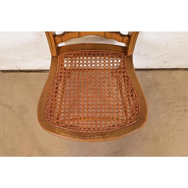 Antiker Regency-Stuhl aus handbemaltem Ahorn und Rohrgeflecht, CIRCA 1910 im Angebot 6