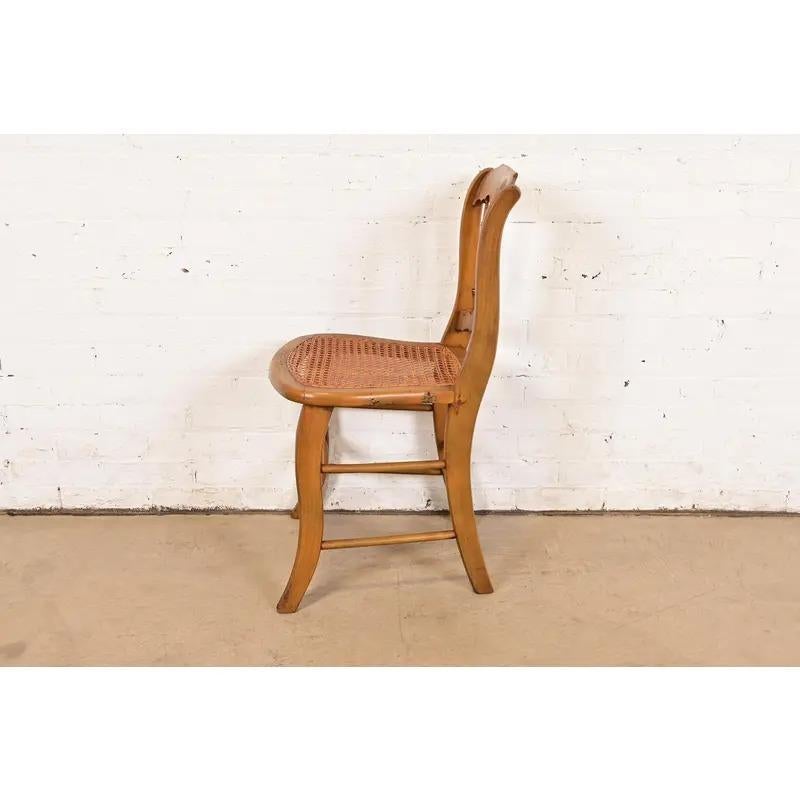 Antiker Regency-Stuhl aus handbemaltem Ahorn und Rohrgeflecht, CIRCA 1910 im Angebot 7