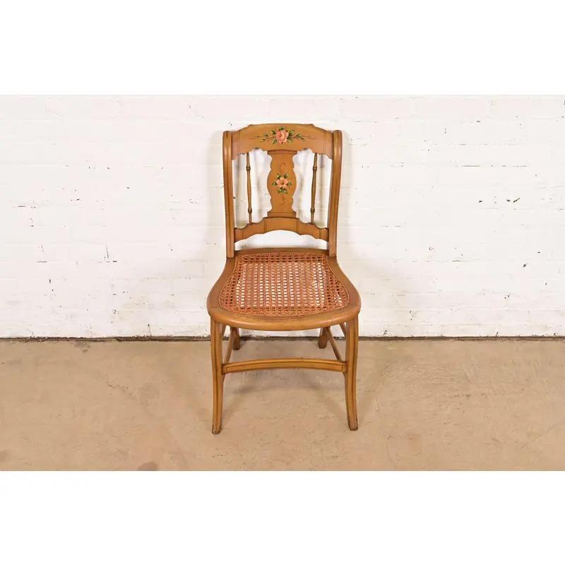 Antiker Regency-Stuhl aus handbemaltem Ahorn und Rohrgeflecht, CIRCA 1910 (amerikanisch) im Angebot
