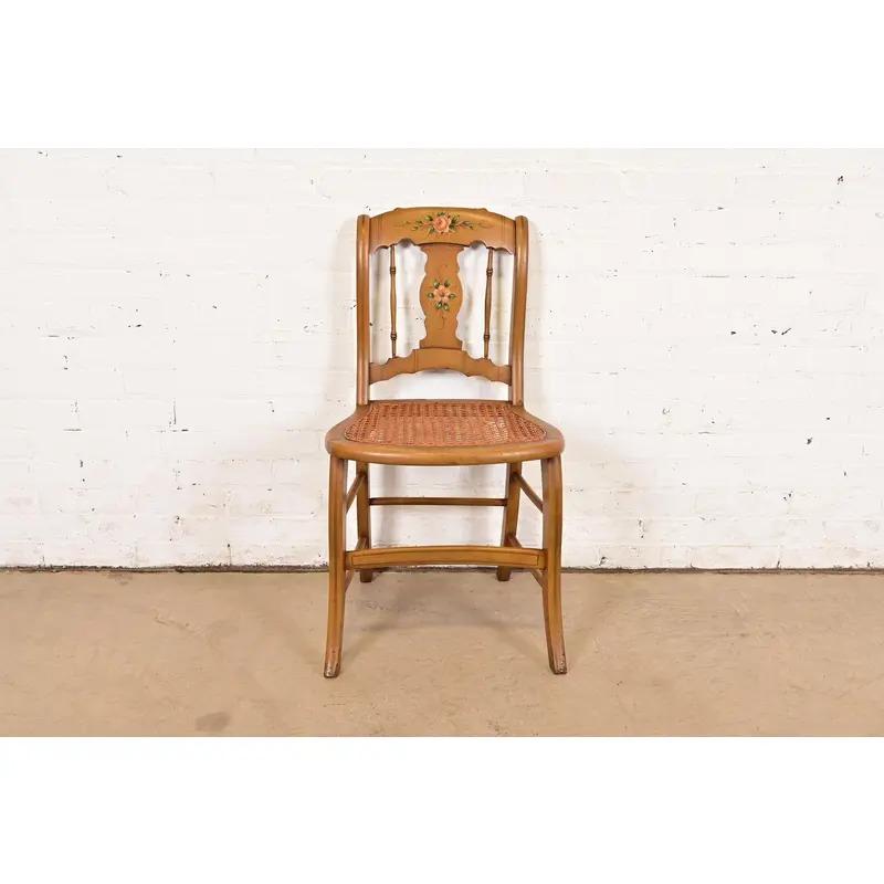 Antiker Regency-Stuhl aus handbemaltem Ahorn und Rohrgeflecht, CIRCA 1910 im Zustand „Gut“ im Angebot in South Bend, IN
