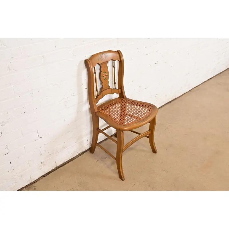 Antiker Regency-Stuhl aus handbemaltem Ahorn und Rohrgeflecht, CIRCA 1910 (20. Jahrhundert) im Angebot
