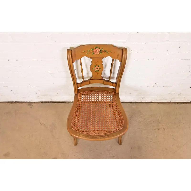 Antiker Regency-Stuhl aus handbemaltem Ahorn und Rohrgeflecht, CIRCA 1910 (Gehstock) im Angebot