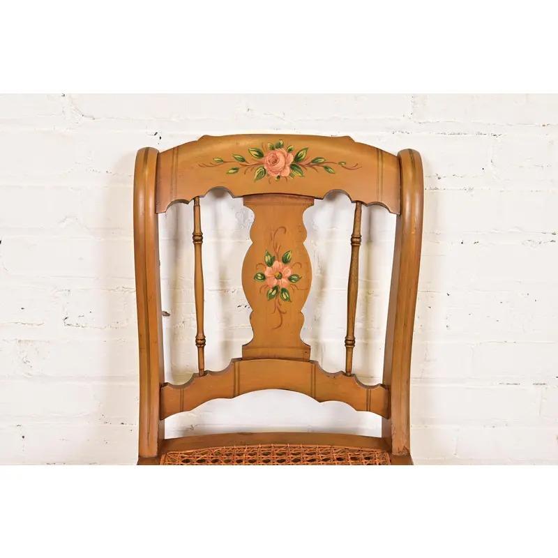 Antiker Regency-Stuhl aus handbemaltem Ahorn und Rohrgeflecht, CIRCA 1910 im Angebot 1