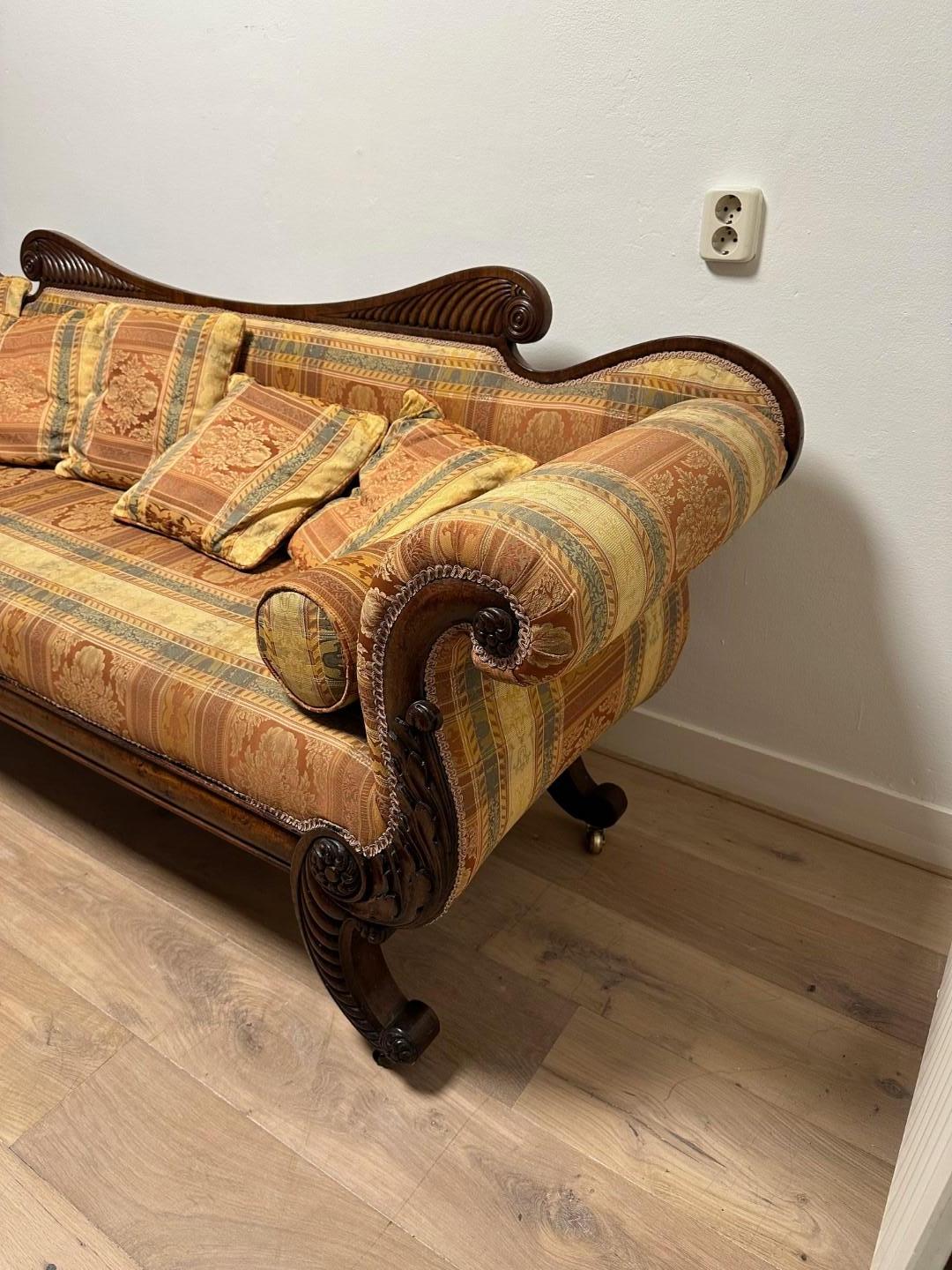 Impressive antique regency mahogany 3-seater sofa. An early 19th century Regency mahogany sofa is an elegant piece of furniture typical of the Regency period in the United Kingdom (approximately 1811-1820).

The Regency style is characterized by a