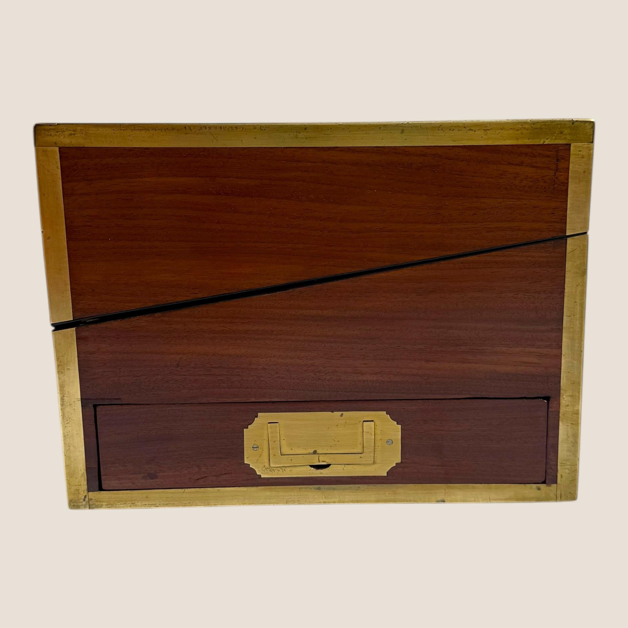 Ancienne boîte à écrire de campagne de style Régence en acajou et laiton incrusté avec tiroir en vente 9