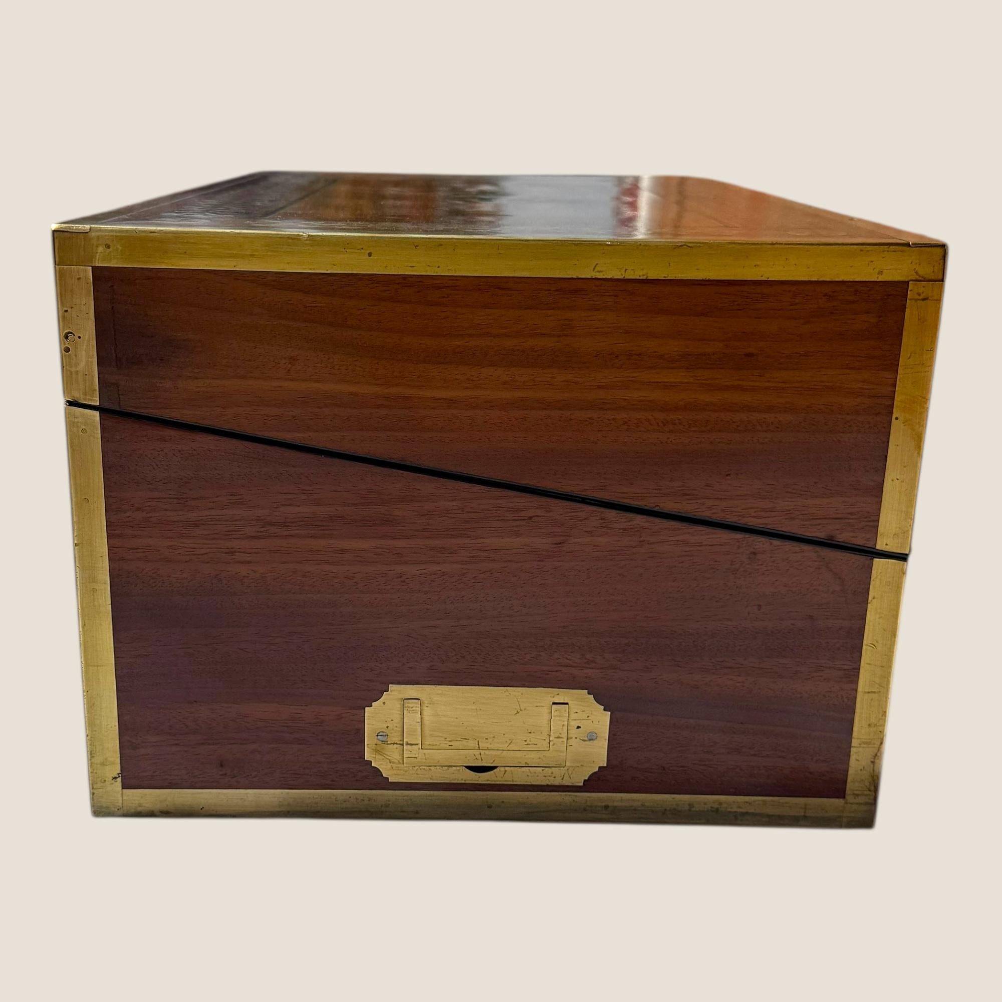 Ancienne boîte à écrire de campagne de style Régence en acajou et laiton incrusté avec tiroir en vente 10