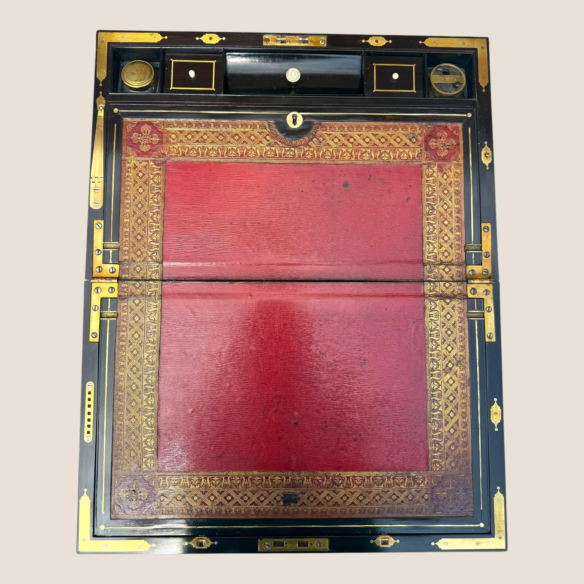 Regency Ancienne boîte à écrire de campagne de style Régence en acajou et laiton incrusté avec tiroir en vente
