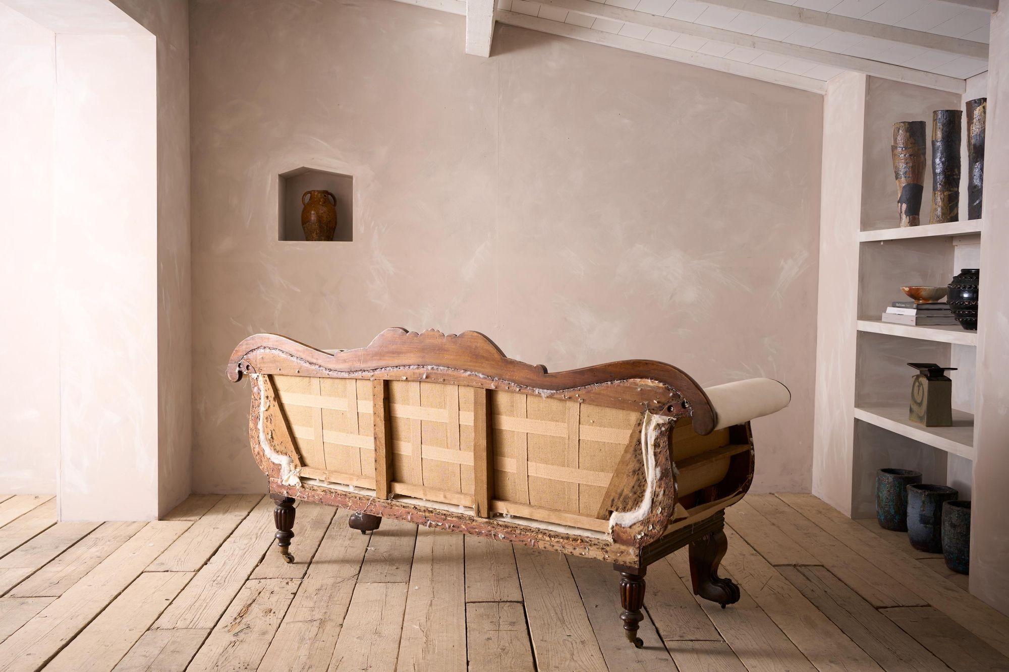 Antikes Regency-Sofa aus Mahagoni mit Mahagoni-Rahmen und Dodo-Kopf-Detail im Angebot 3