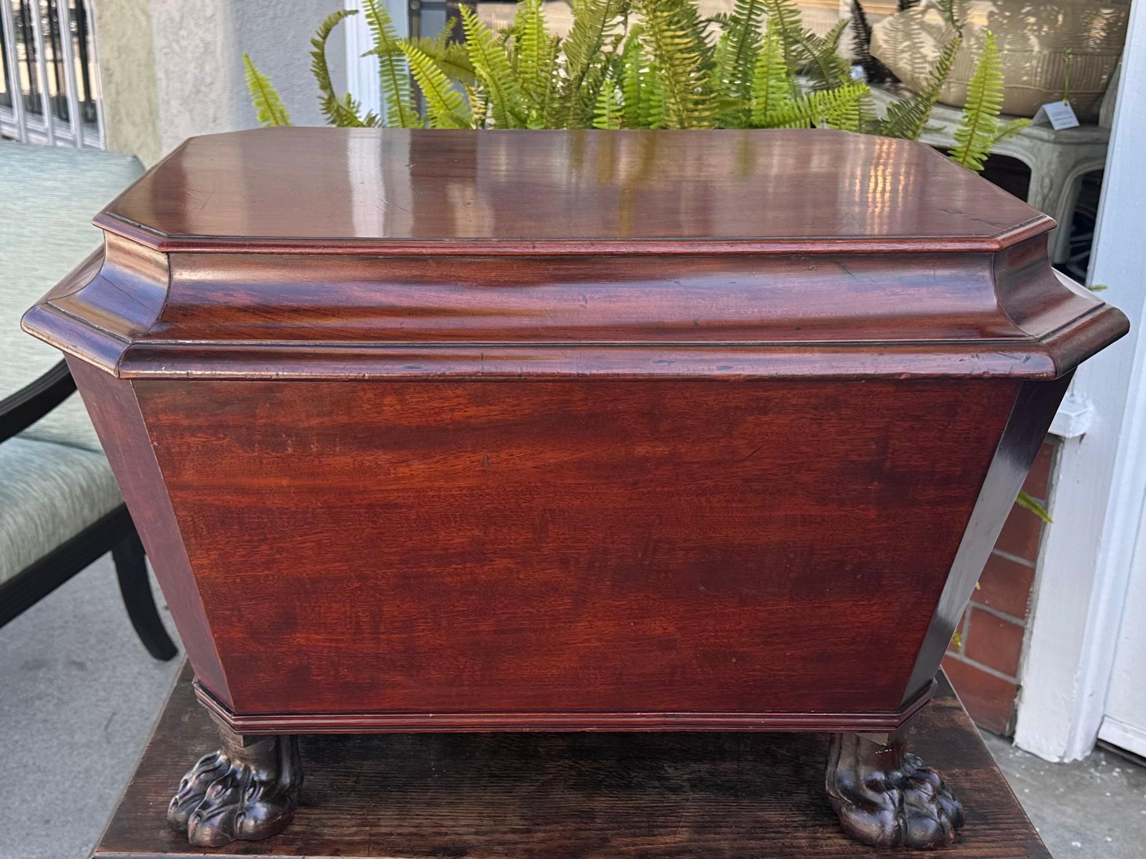 Antique Regency Mahogany Sarcophagus Form Cellarette with Original Liner In Good Condition For Sale In LOS ANGELES, CA