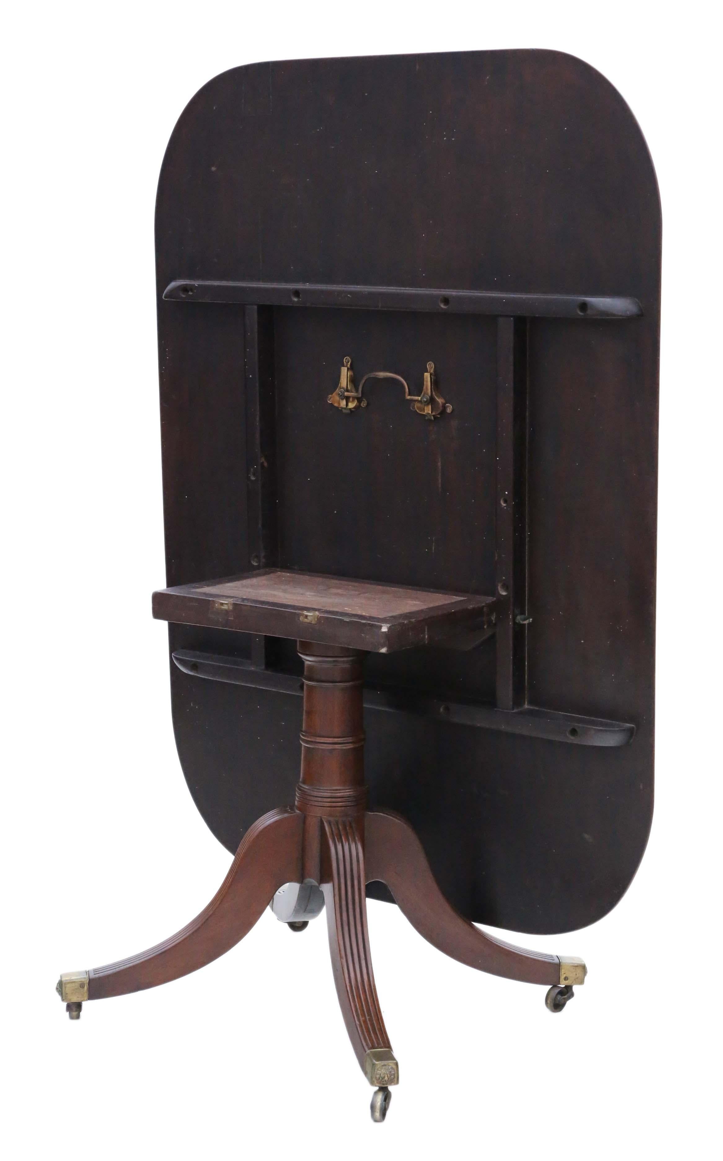 Antiker hochwertiger Regency-Mahagoni-Tisch aus dem Jahr 1825 mit kippbarer Tischplatte für Toilette, Zentrum oder Frühstück.

Solide, schwer und ohne lose Verbindungen. Schöner Kanonenrohr-Sockel.

Keine losen Fugen oder Holzwürmer.

Große