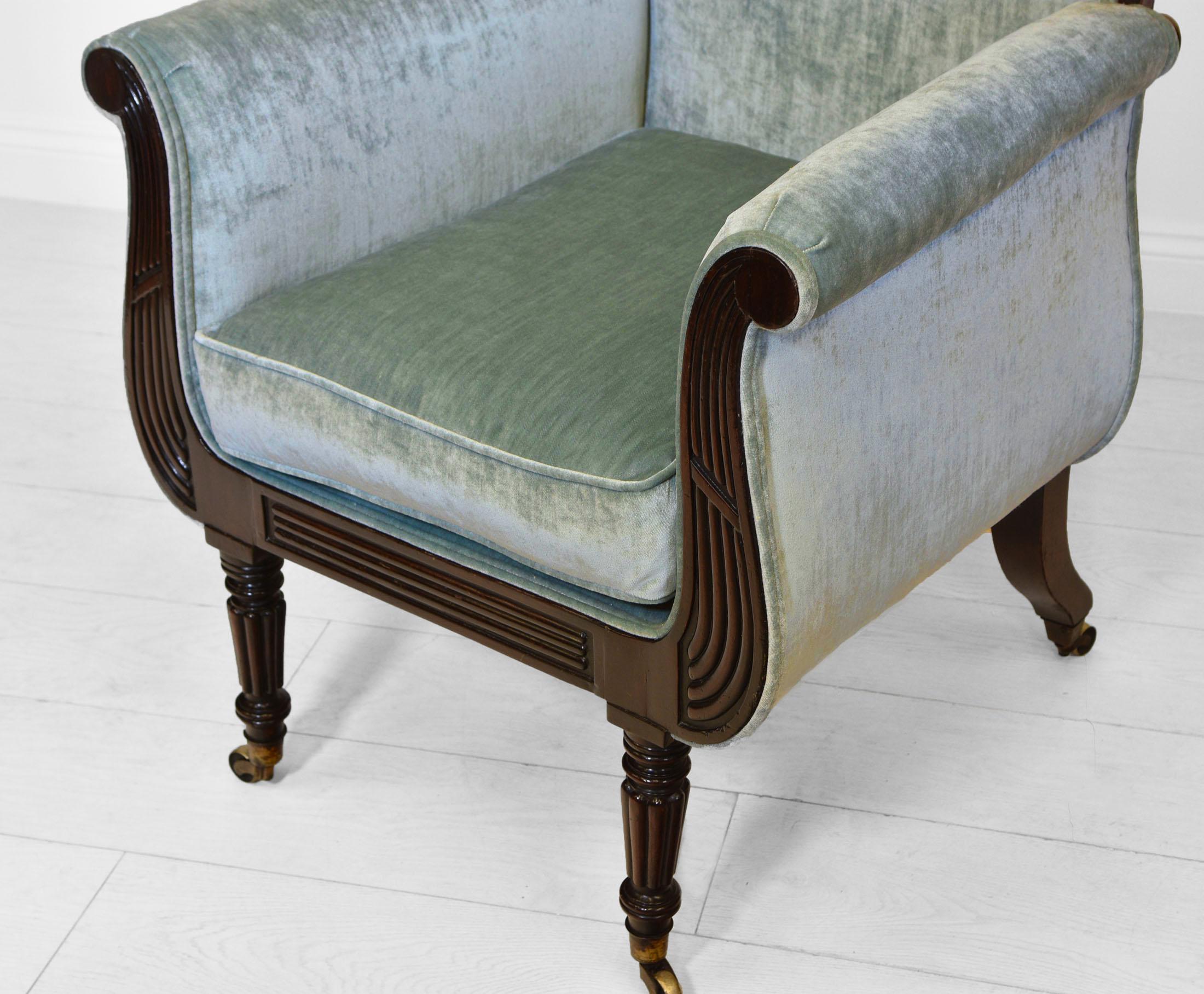 Magnifique fauteuil en forme de lyre de la fin de la Régence à la manière de Gillows. Anglais Circa 1825.

Le fauteuil est en forme de lyre, avec un cadre cannelé, reposant sur des pieds avant effilés et nervurés, terminés par les roulettes