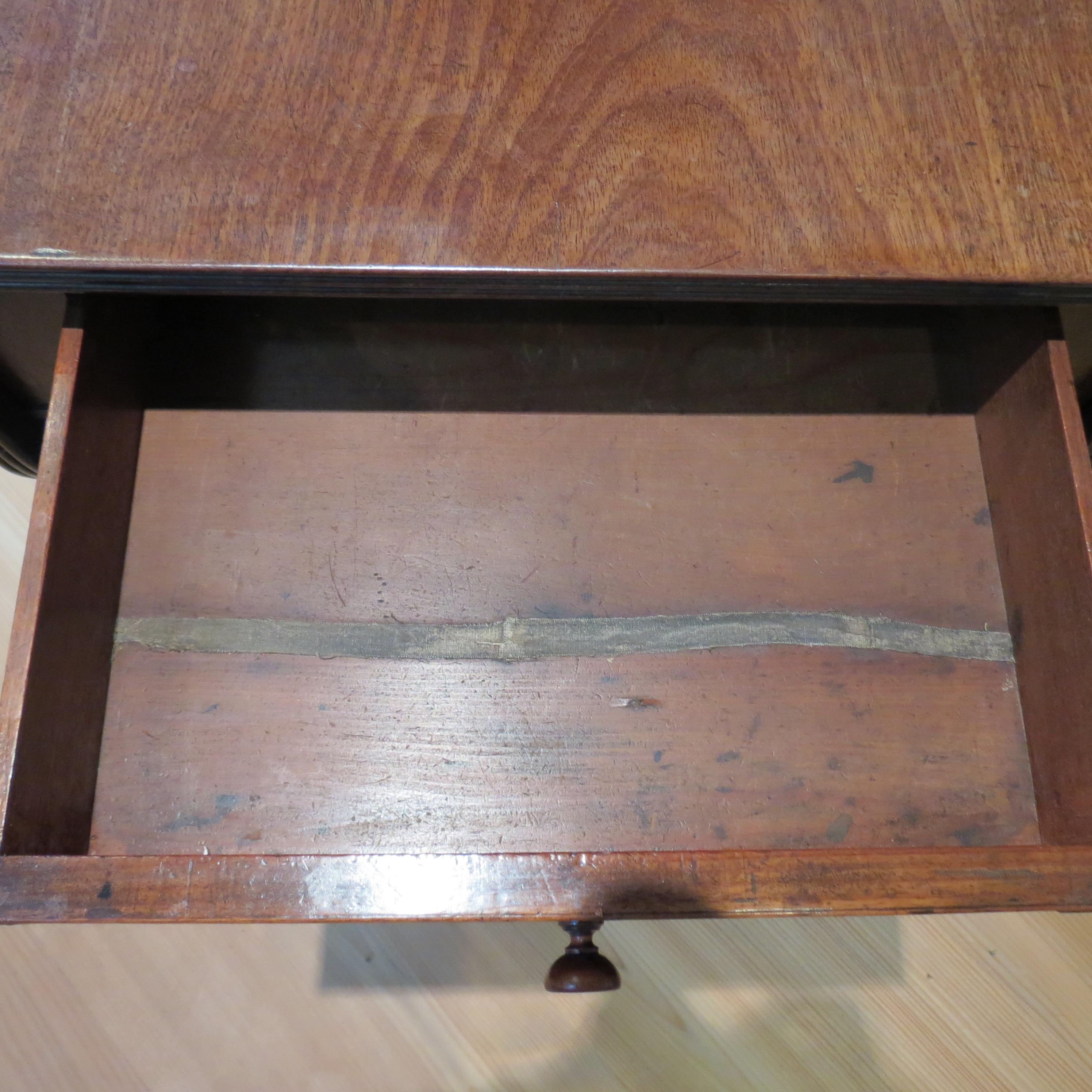 Antique Regency Mahogany Pembroke Table attributed to Gillows Lancaster For Sale 5