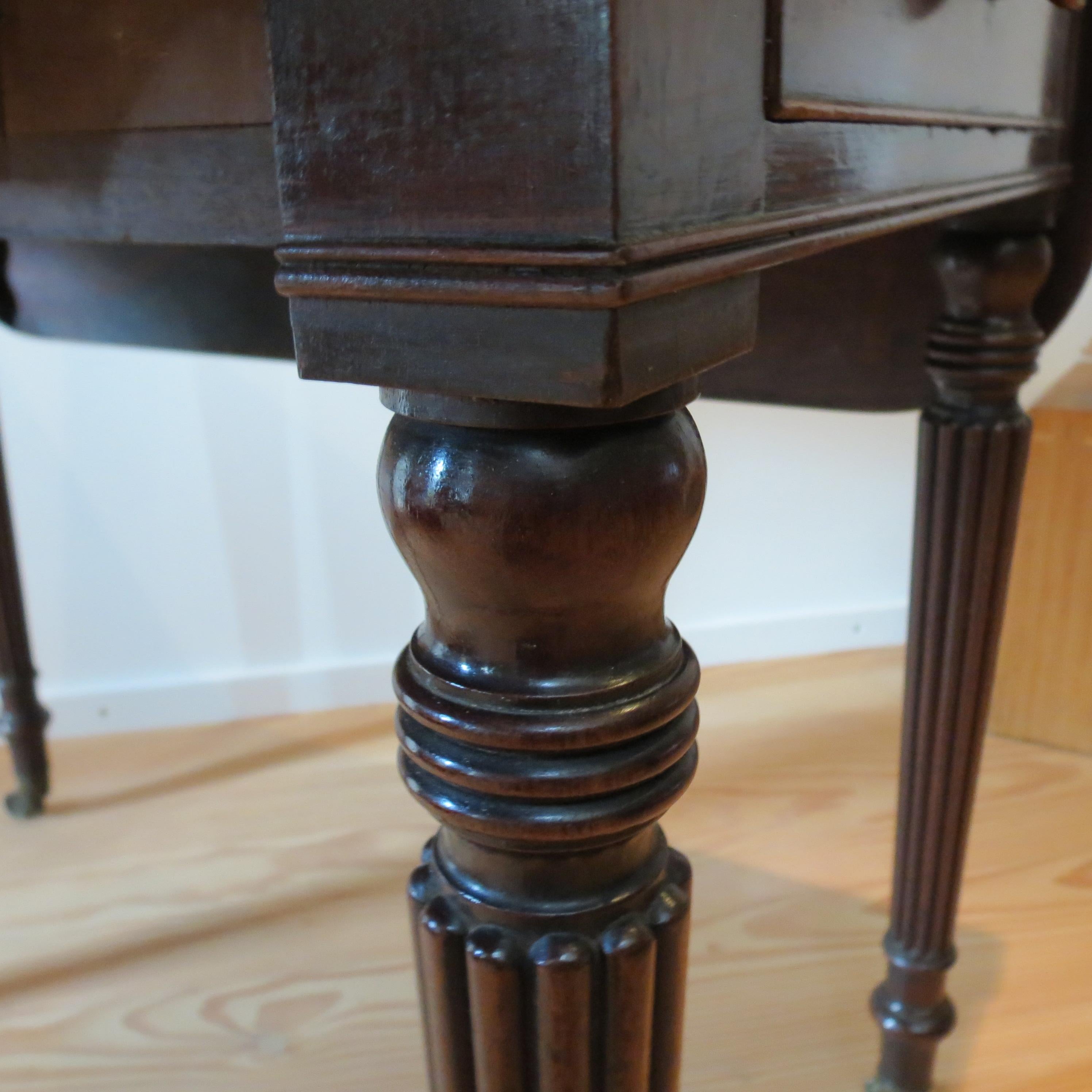 Antique Regency Mahogany Pembroke Table attributed to Gillows Lancaster For Sale 10