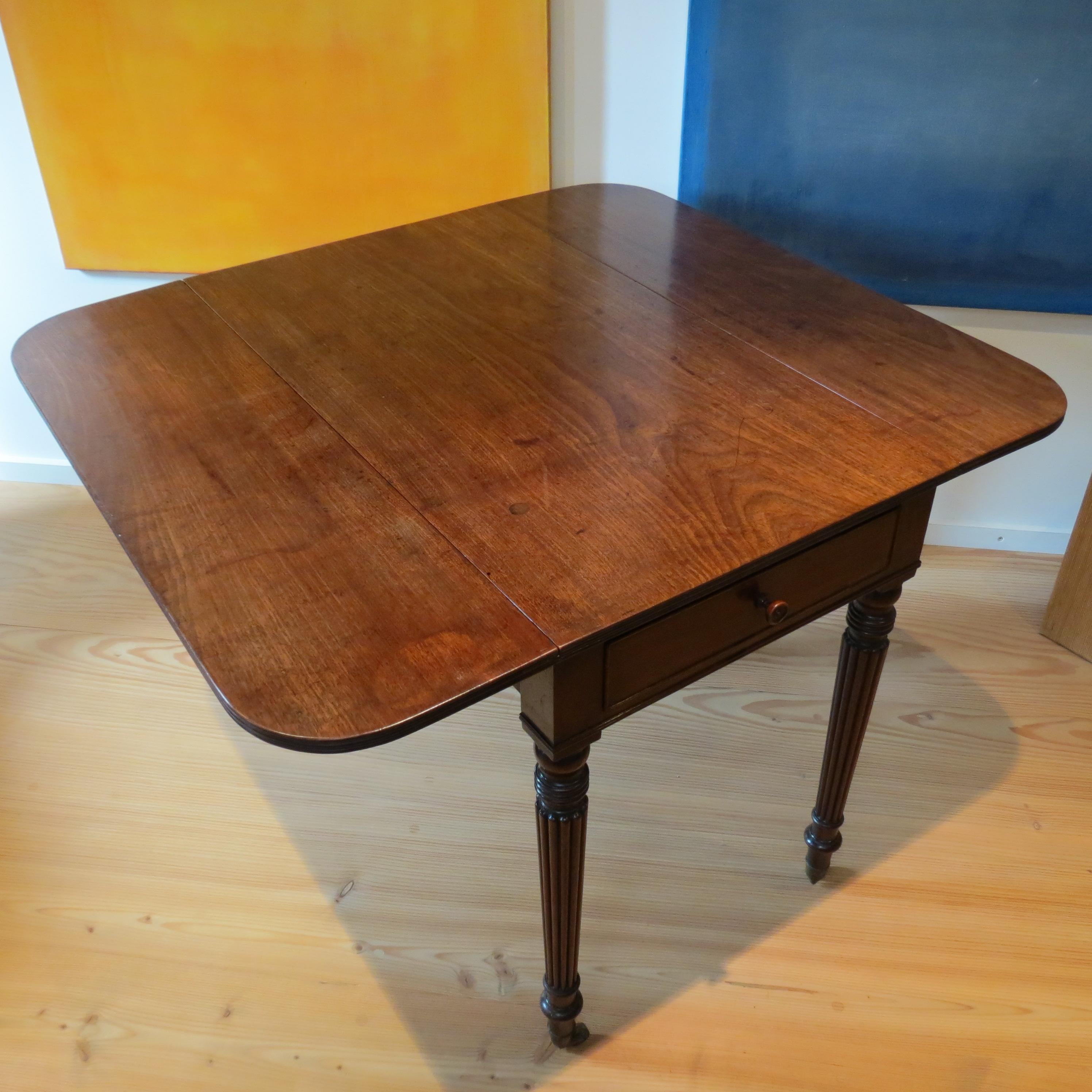 Antique Regency Mahogany Pembroke Table attributed to Gillows Lancaster For Sale 12
