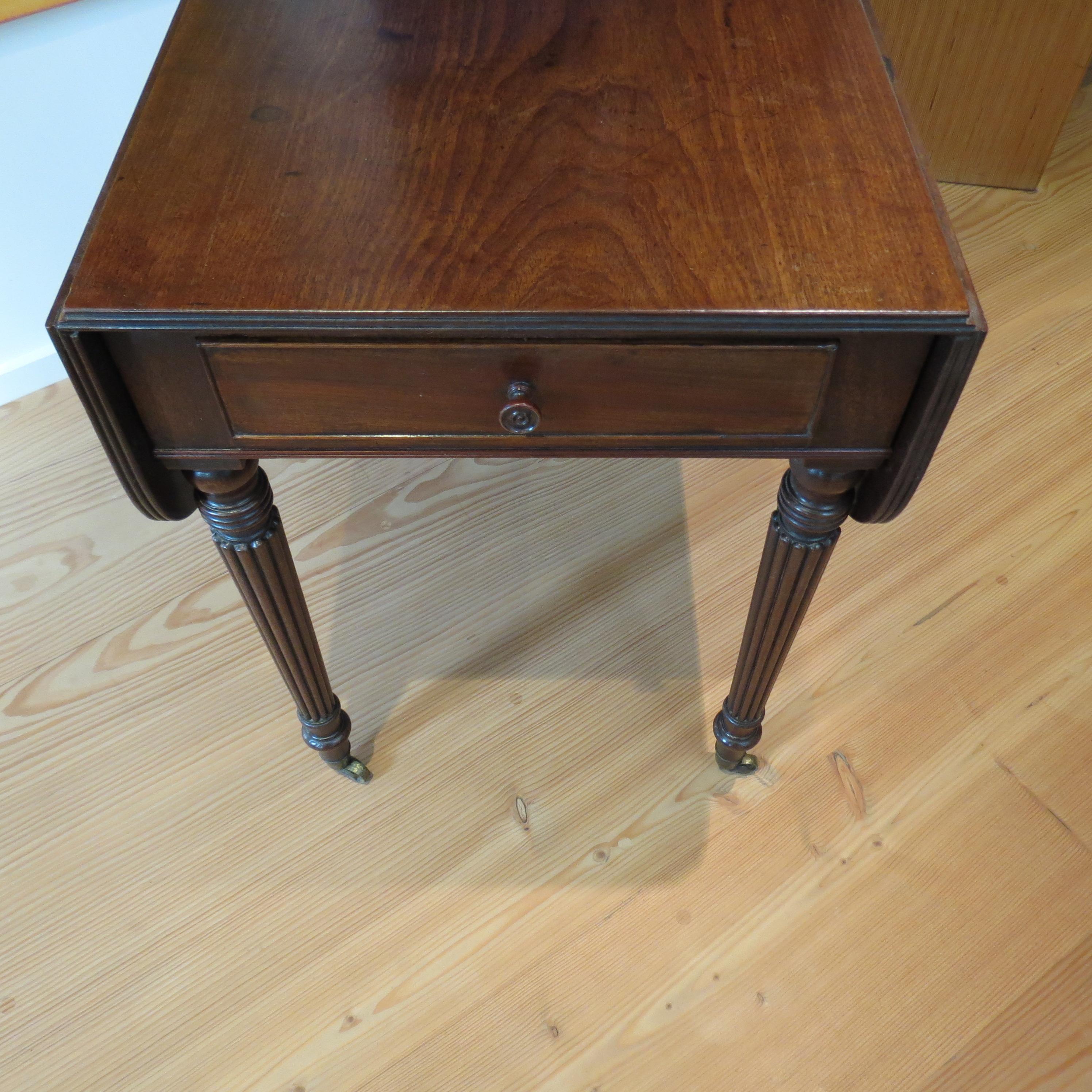 Antique Regency Mahogany Pembroke Table attributed to Gillows Lancaster For Sale 14