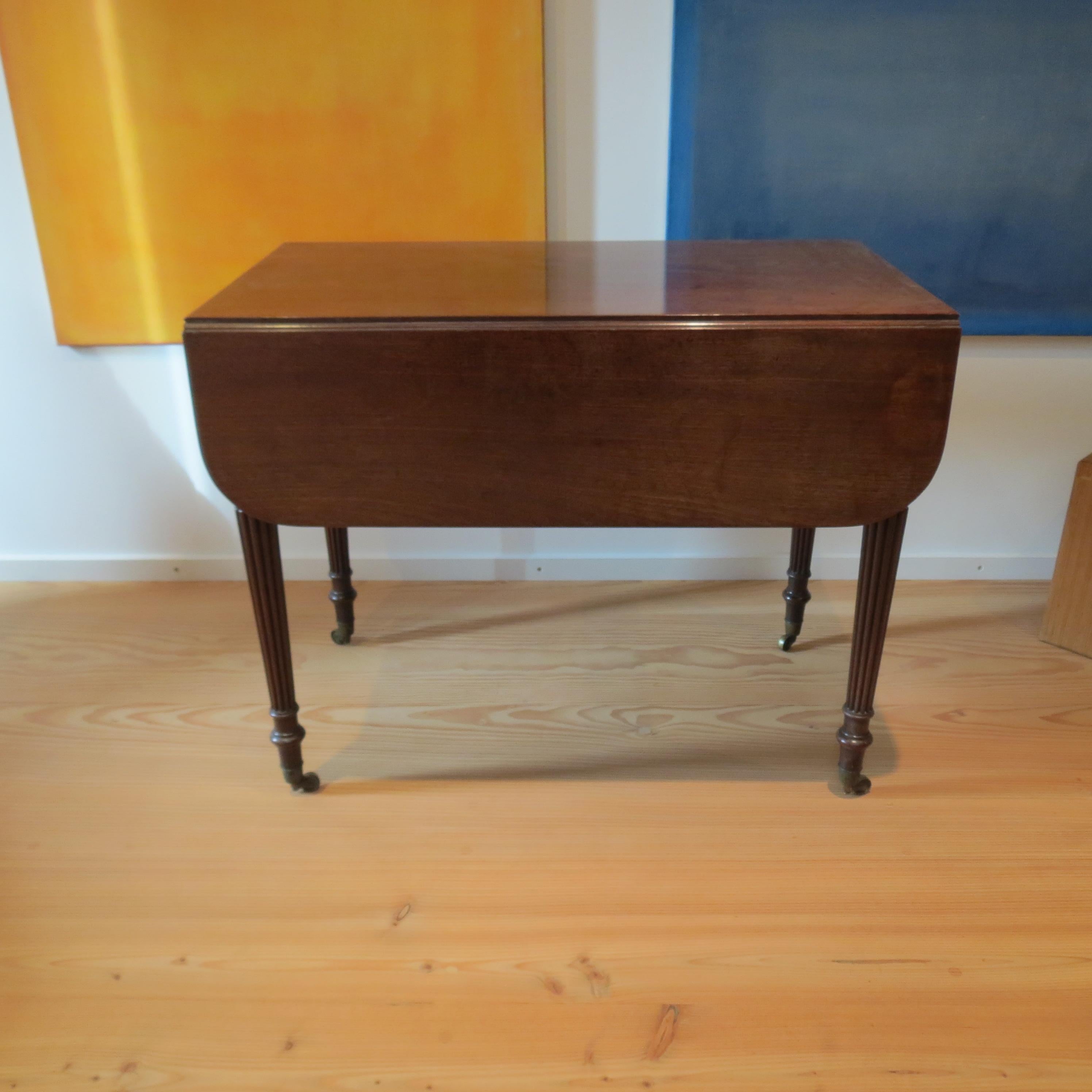 Hand-Crafted Antique Regency Mahogany Pembroke Table attributed to Gillows Lancaster For Sale