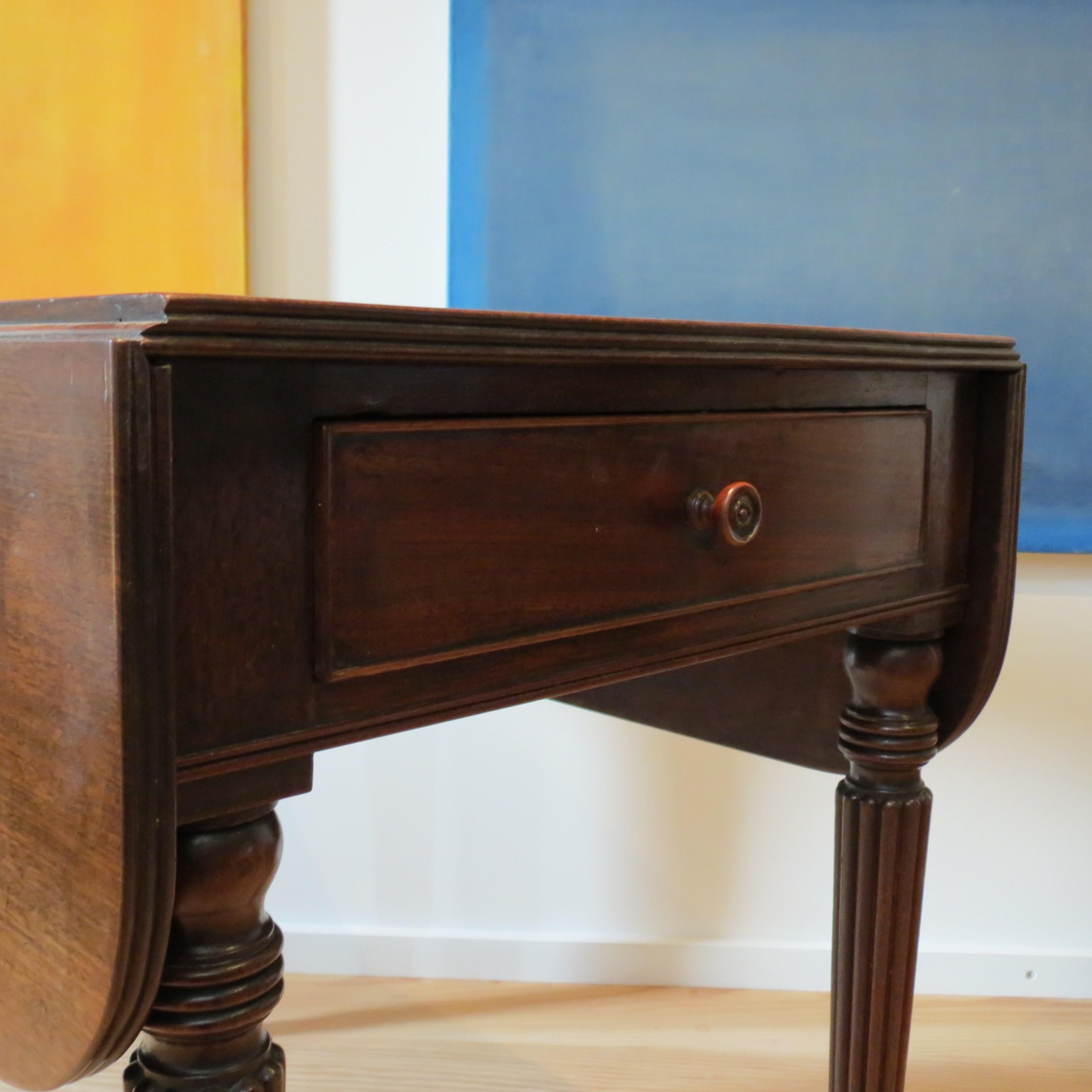 Antique Regency Mahogany Pembroke Table attributed to Gillows Lancaster For Sale 1