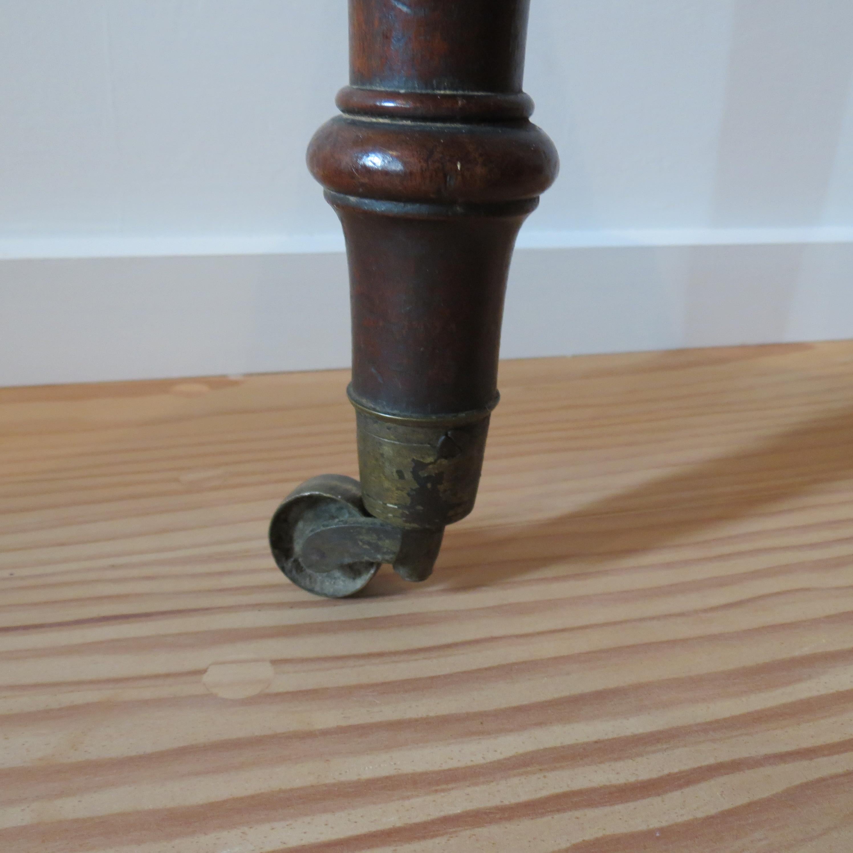 Antique Regency Mahogany Pembroke Table attributed to Gillows Lancaster For Sale 2