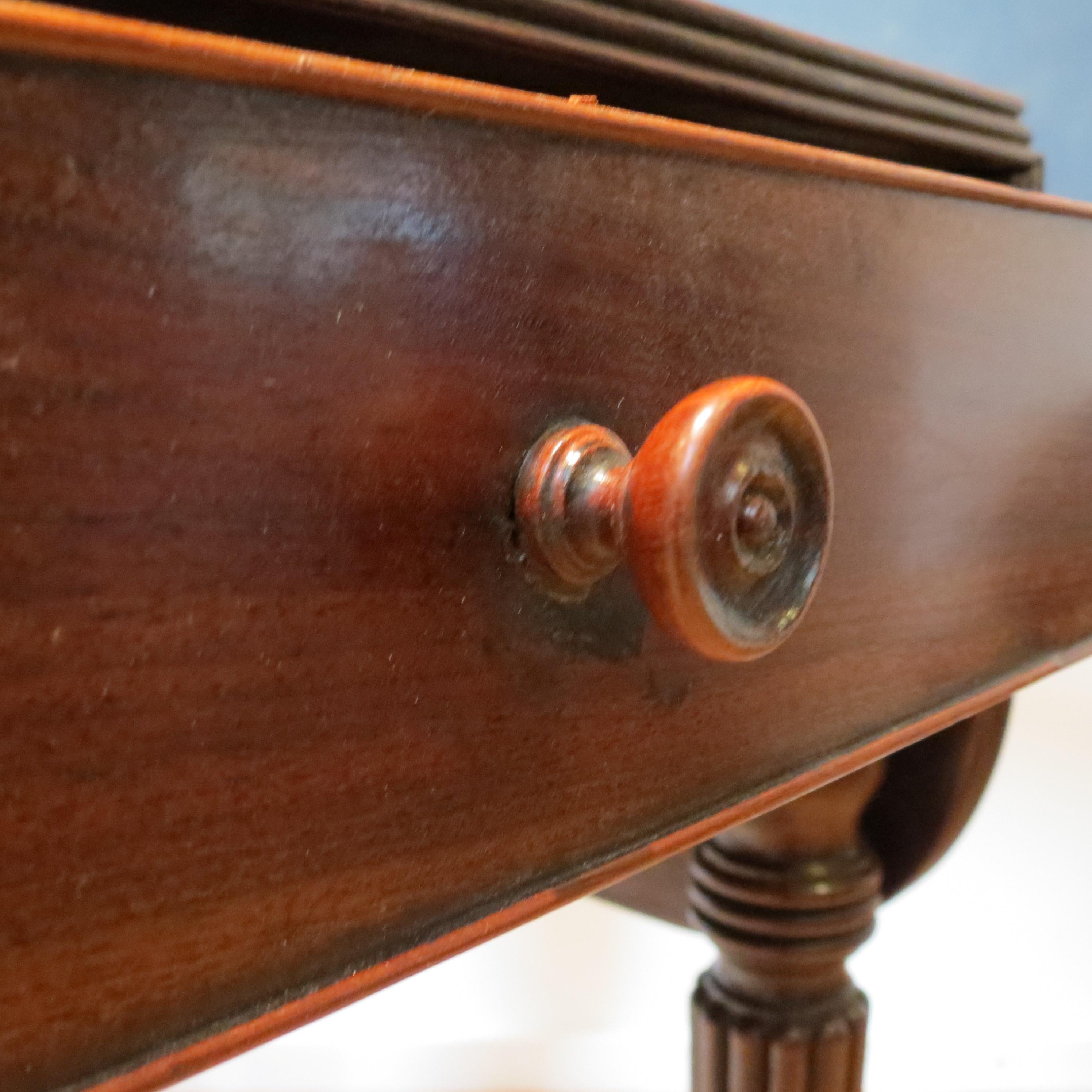 Antique Regency Mahogany Pembroke Table attributed to Gillows Lancaster For Sale 4