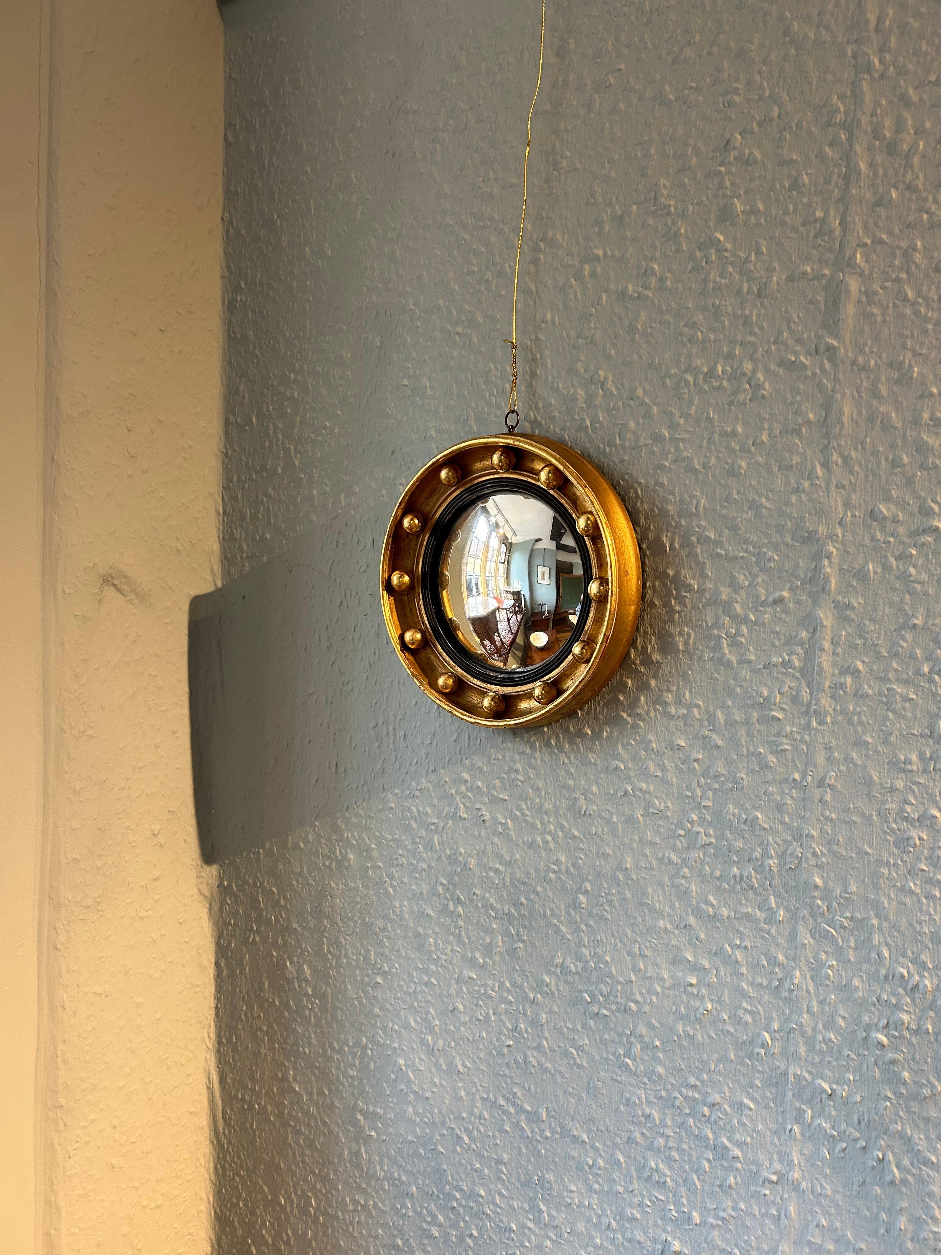 Un dorado circular Regency  Espejo de pared convexo dorado inglés en miniatura de sólo 19,5 cm de diámetro con placa de espejo convexa original, resbalón de ébano con caña, 12 diminutas esferas doradas al agua dentro de un marco moldeado cóncavo, la