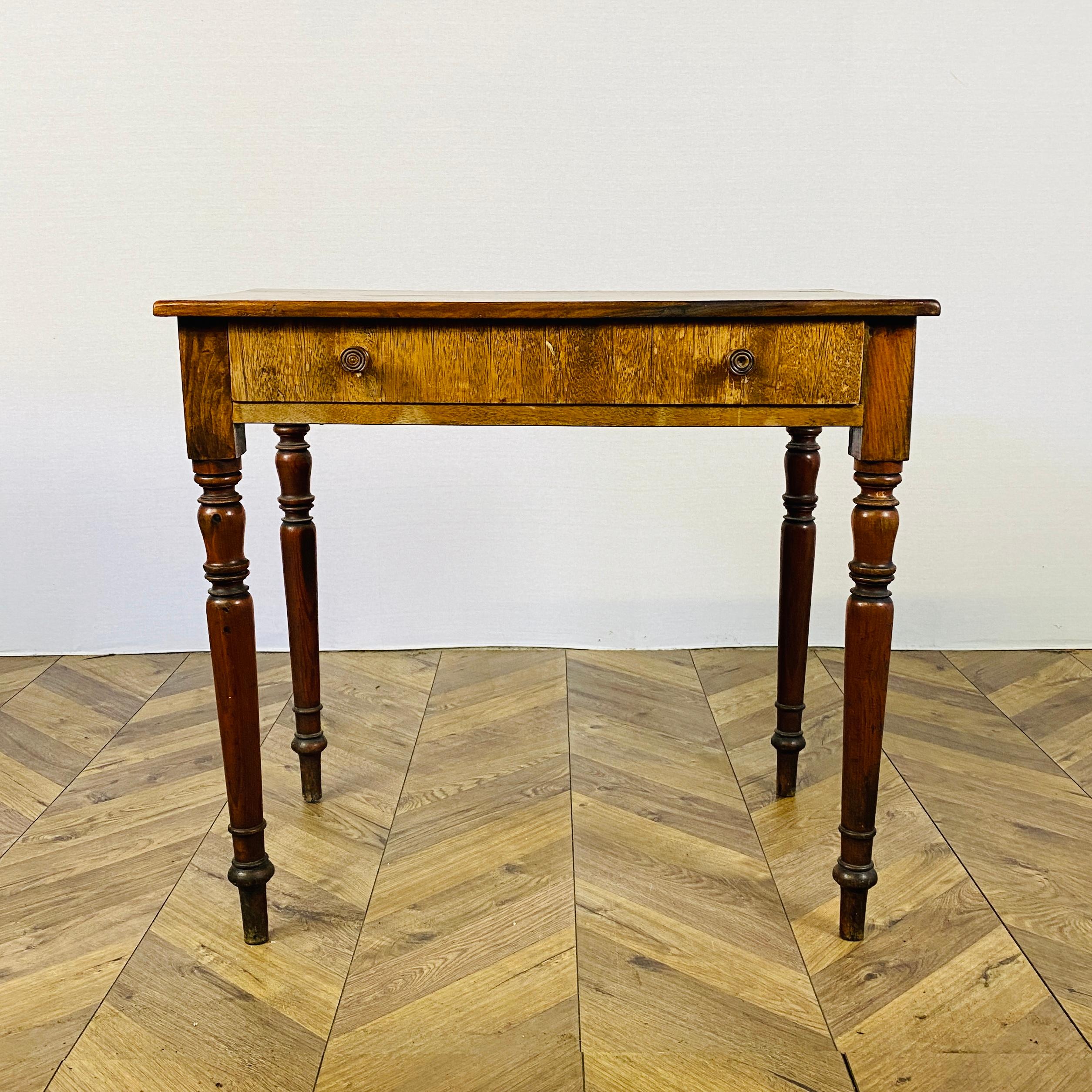 Eine schöne antike einzelne Schublade Schreibtisch oder Beistelltisch. ca. 1820s

Der Tisch ist aus Eichenholz gefertigt und steht auf gedrechselten Beinen. Er hat eine gute Farbe und Patina und schöne Proportionen.

Strukturell ist der Tisch in