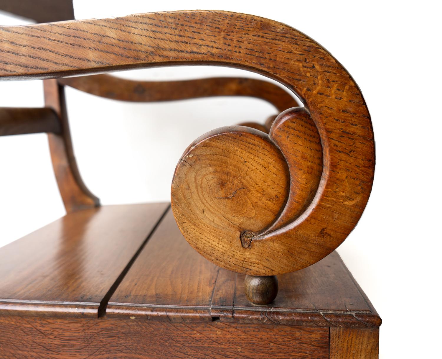 Fauteuil ancien en chêne à volutes de style Régence, chaise coudée du début du 19e siècle 2