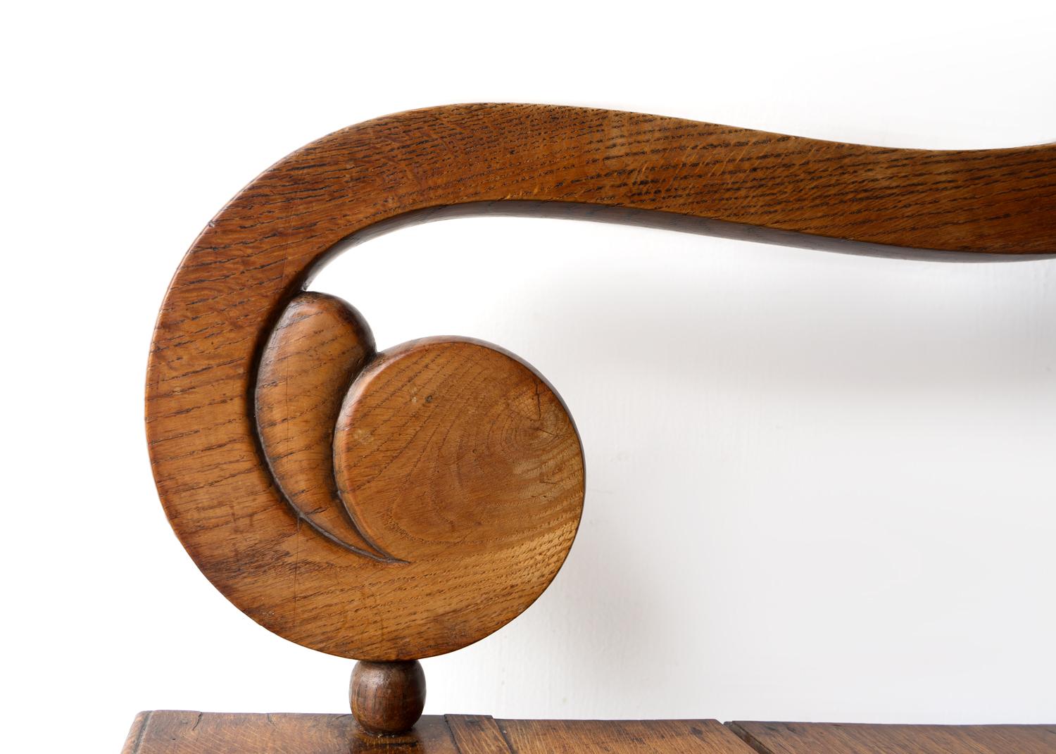 Fauteuil ancien en chêne à volutes de style Régence, chaise coudée du début du 19e siècle 3