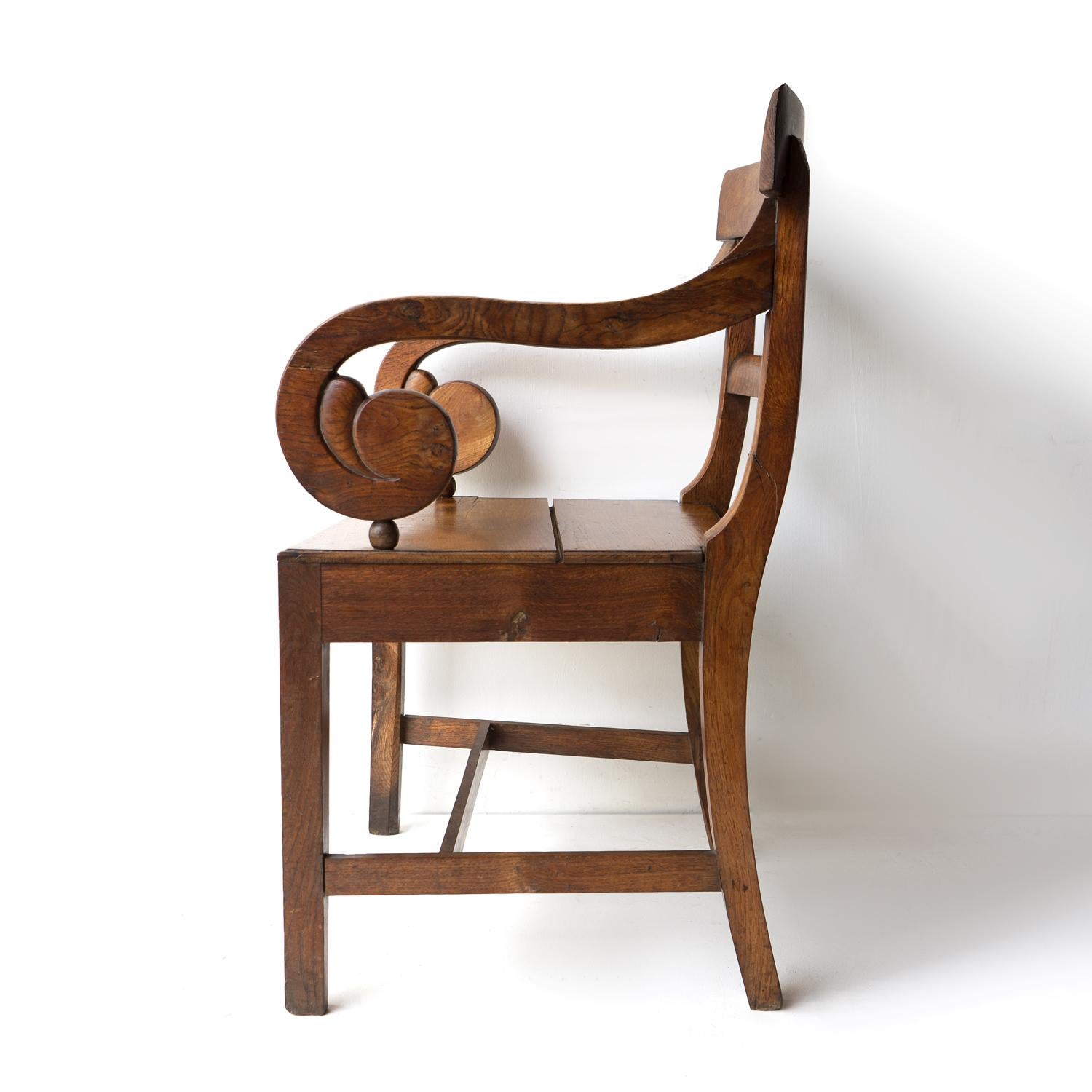 Britannique Fauteuil ancien en chêne à volutes de style Régence, chaise coudée du début du 19e siècle