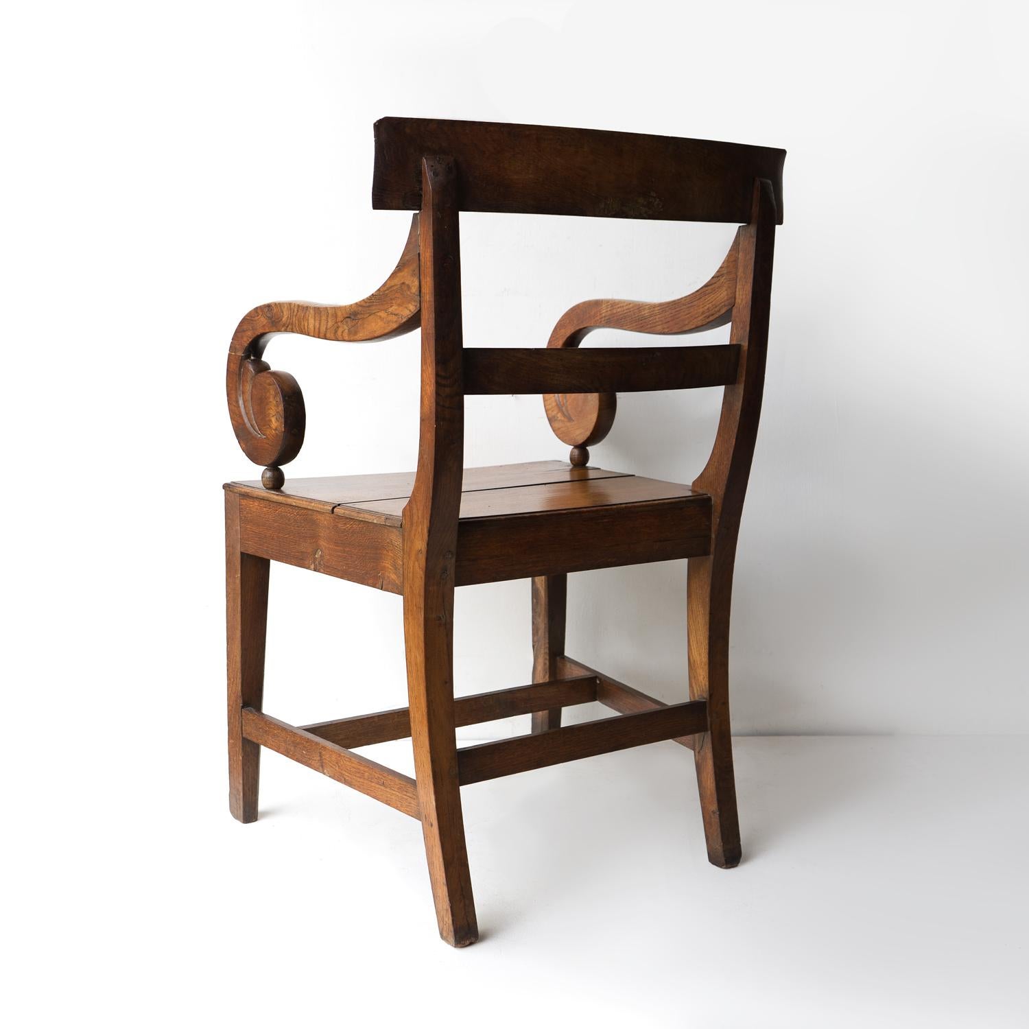 Fait main Fauteuil ancien en chêne à volutes de style Régence, chaise coudée du début du 19e siècle