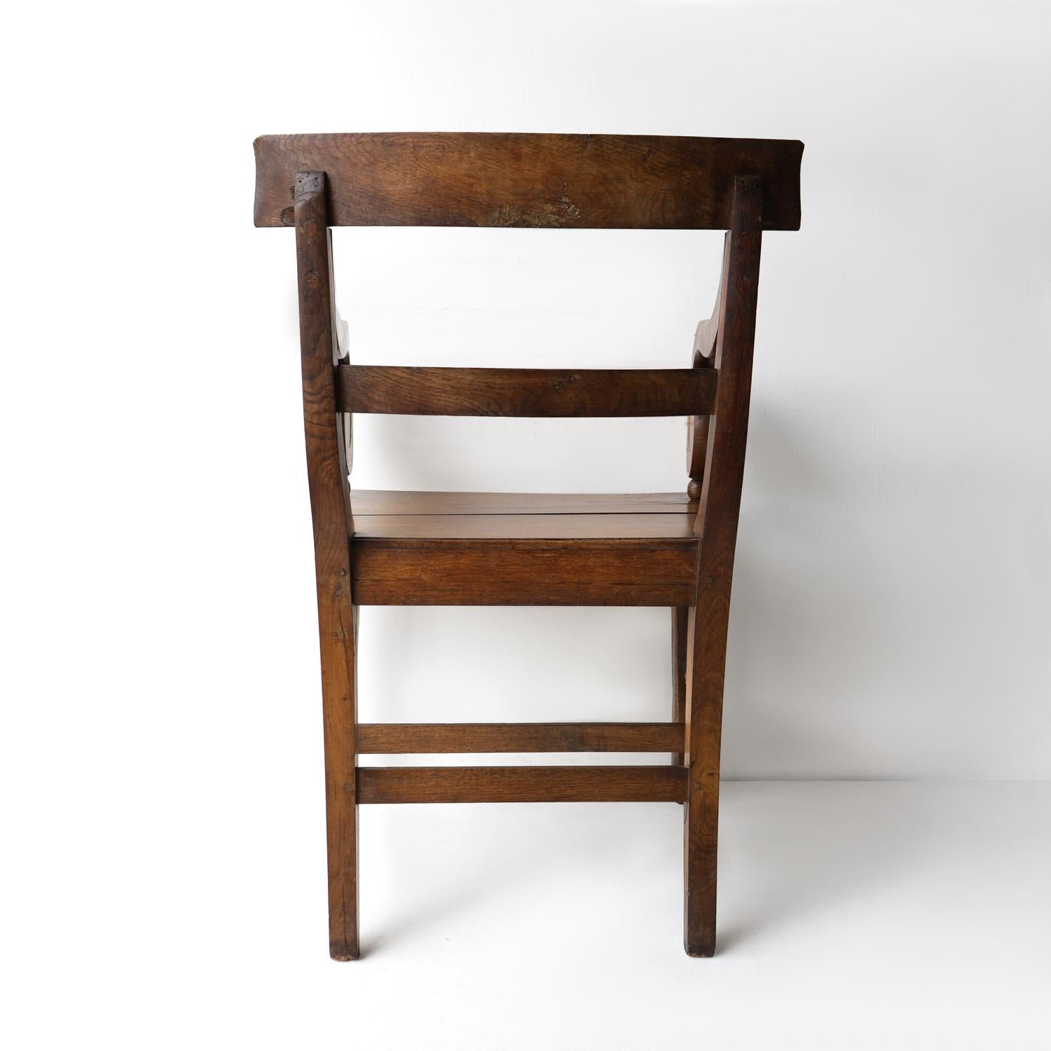 XIXe siècle Fauteuil ancien en chêne à volutes de style Régence, chaise coudée du début du 19e siècle