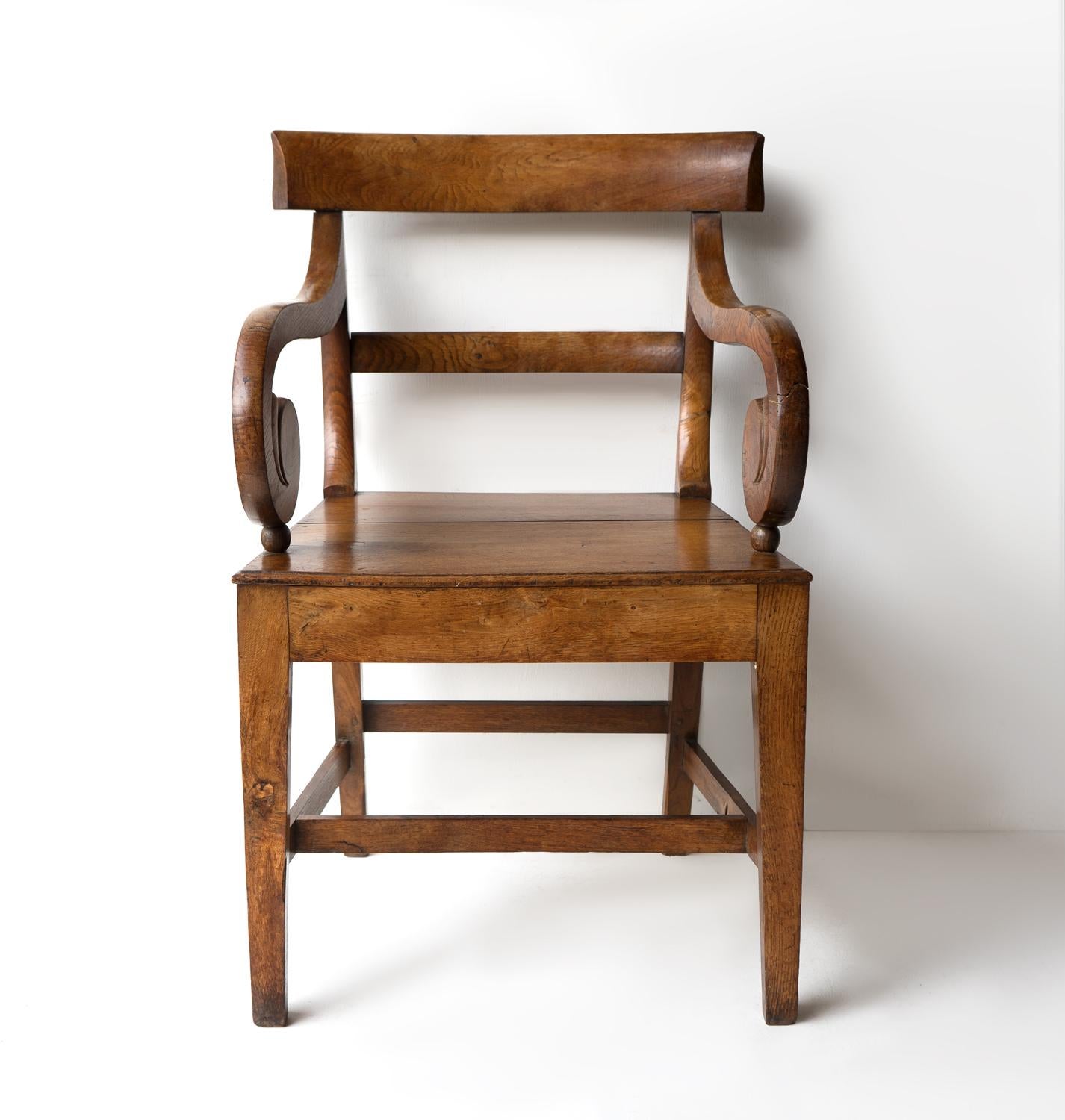 Chêne Fauteuil ancien en chêne à volutes de style Régence, chaise coudée du début du 19e siècle