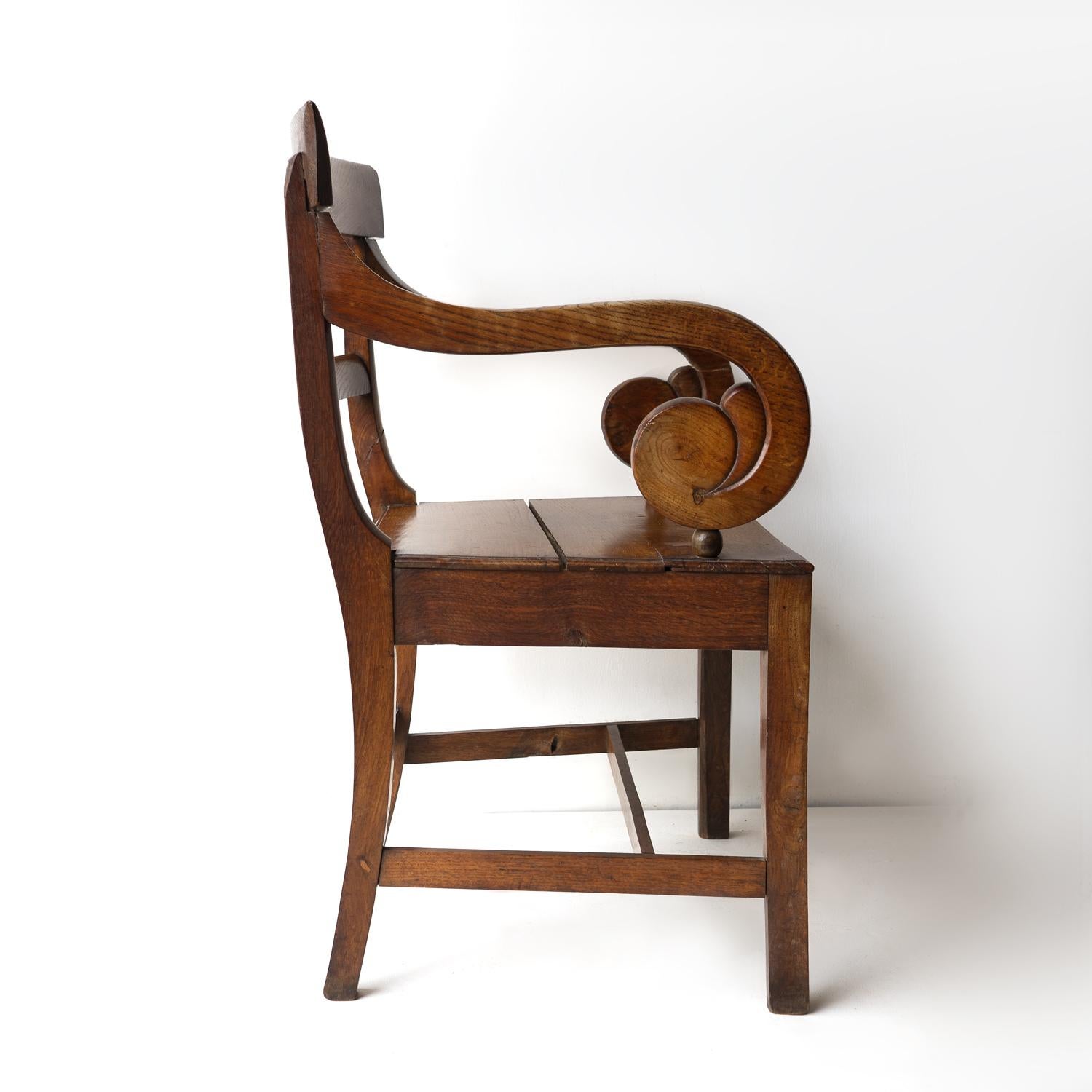 Fauteuil ancien en chêne à volutes de style Régence, chaise coudée du début du 19e siècle 1